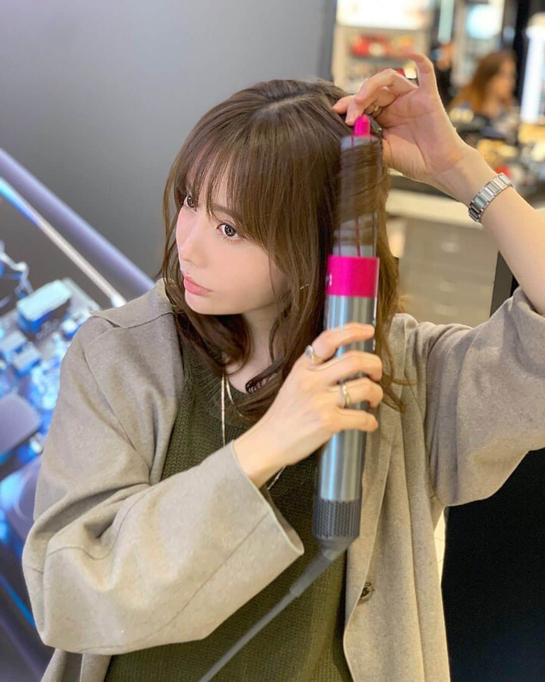 Aoiさんのインスタグラム写真 - (AoiInstagram)「西武池袋本店で行われてる Dyson Airwrapのポップアップストアへ 遊びに行って来たよ〜♡ スタイリング方法をしっかり説明して頂き、実際に使ってみました🍊 初めての使用感だったので 説明を受けてる時はできるかなぁと思いながらでしたが、本当に簡単ですぐ習得しました👏 これ一本でドライヤーの機能はもちろん 簡単にブローもできて ストレートヘアにもできて ゆる巻きもしっかり巻きも思い通りだった🥺 高温で形付けてるわけではないから 仕上がりが滑らかで手触りもとてもよくて感動しました💕 私の一押しは、濡れた髪を乾かしながら 簡単ブローできる点が素晴らしく気に入りました👏 朝の忙しい時間に時短できるのは嬉しいよねぇ🥺  見た目もスタイリッシュだし 置いてるだけで気分が上がりそう🙆‍♀️ 前から気になってたから ポップアップで試させてもらえてとても良かったです💕 感動のあまり長文になってしまってごめんなさい🤣笑 でも本当！一度試して頂きたい！👏 15日〜21日までやってるから 感動しちゃうので是非行ってみてほしいです🌸 本当に欲しくなります🤣 いつ買おうかな・・🤔 #dysonhair#エアラップ#PR #ダイソン#美容家電#ヘアアレンジ #美容#西武池袋本店#おススメ #美容女子」5月16日 19時50分 - aoioa