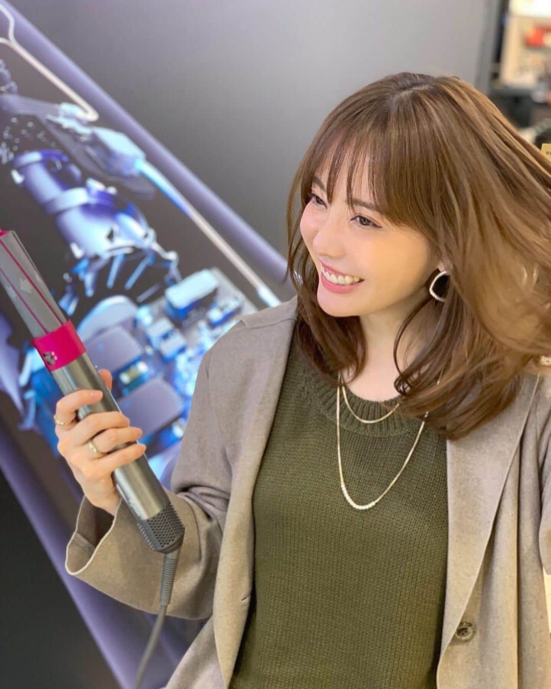 Aoiさんのインスタグラム写真 - (AoiInstagram)「西武池袋本店で行われてる Dyson Airwrapのポップアップストアへ 遊びに行って来たよ〜♡ スタイリング方法をしっかり説明して頂き、実際に使ってみました🍊 初めての使用感だったので 説明を受けてる時はできるかなぁと思いながらでしたが、本当に簡単ですぐ習得しました👏 これ一本でドライヤーの機能はもちろん 簡単にブローもできて ストレートヘアにもできて ゆる巻きもしっかり巻きも思い通りだった🥺 高温で形付けてるわけではないから 仕上がりが滑らかで手触りもとてもよくて感動しました💕 私の一押しは、濡れた髪を乾かしながら 簡単ブローできる点が素晴らしく気に入りました👏 朝の忙しい時間に時短できるのは嬉しいよねぇ🥺  見た目もスタイリッシュだし 置いてるだけで気分が上がりそう🙆‍♀️ 前から気になってたから ポップアップで試させてもらえてとても良かったです💕 感動のあまり長文になってしまってごめんなさい🤣笑 でも本当！一度試して頂きたい！👏 15日〜21日までやってるから 感動しちゃうので是非行ってみてほしいです🌸 本当に欲しくなります🤣 いつ買おうかな・・🤔 #dysonhair#エアラップ#PR #ダイソン#美容家電#ヘアアレンジ #美容#西武池袋本店#おススメ #美容女子」5月16日 19時50分 - aoioa