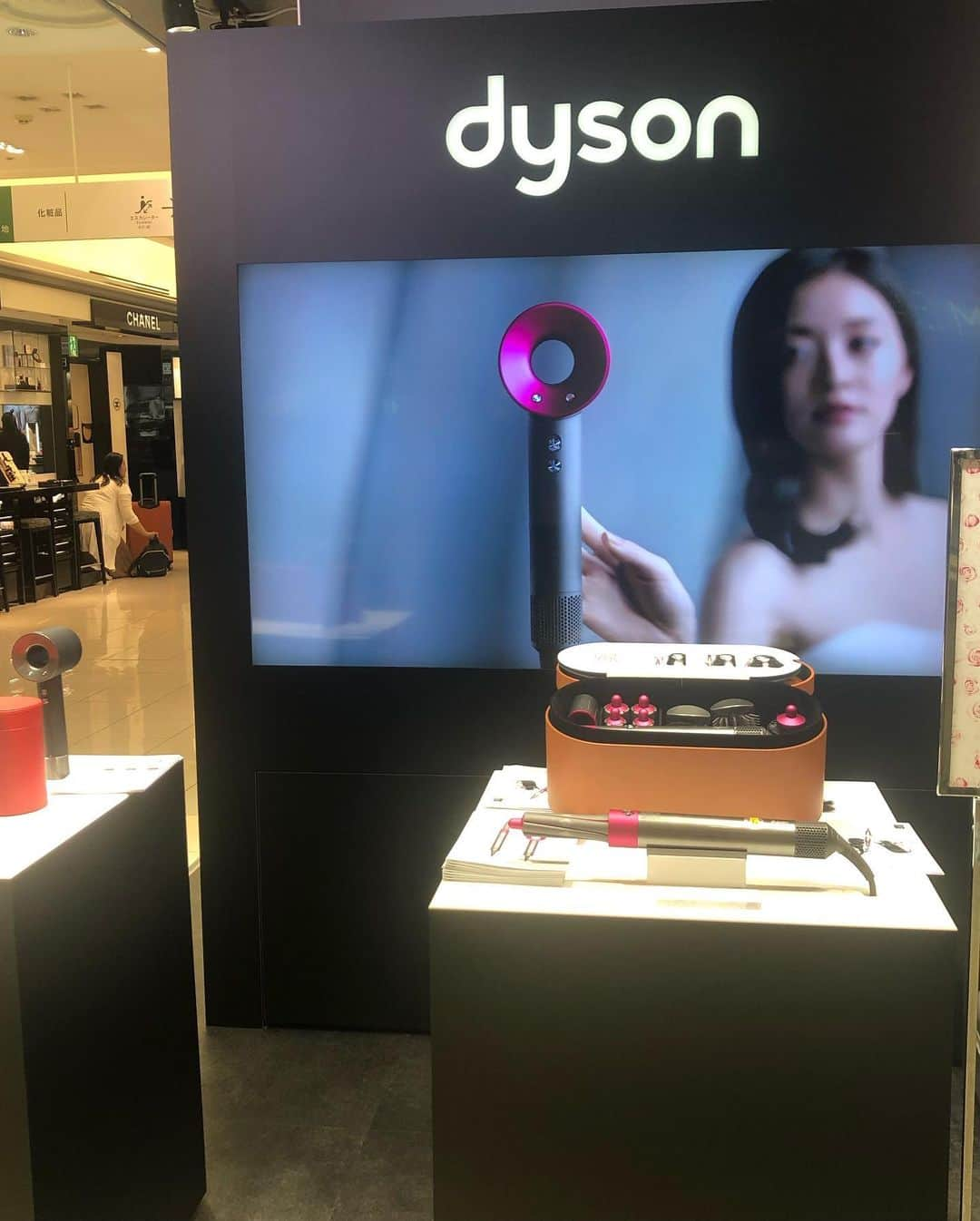 Aoiさんのインスタグラム写真 - (AoiInstagram)「西武池袋本店で行われてる Dyson Airwrapのポップアップストアへ 遊びに行って来たよ〜♡ スタイリング方法をしっかり説明して頂き、実際に使ってみました🍊 初めての使用感だったので 説明を受けてる時はできるかなぁと思いながらでしたが、本当に簡単ですぐ習得しました👏 これ一本でドライヤーの機能はもちろん 簡単にブローもできて ストレートヘアにもできて ゆる巻きもしっかり巻きも思い通りだった🥺 高温で形付けてるわけではないから 仕上がりが滑らかで手触りもとてもよくて感動しました💕 私の一押しは、濡れた髪を乾かしながら 簡単ブローできる点が素晴らしく気に入りました👏 朝の忙しい時間に時短できるのは嬉しいよねぇ🥺  見た目もスタイリッシュだし 置いてるだけで気分が上がりそう🙆‍♀️ 前から気になってたから ポップアップで試させてもらえてとても良かったです💕 感動のあまり長文になってしまってごめんなさい🤣笑 でも本当！一度試して頂きたい！👏 15日〜21日までやってるから 感動しちゃうので是非行ってみてほしいです🌸 本当に欲しくなります🤣 いつ買おうかな・・🤔 #dysonhair#エアラップ#PR #ダイソン#美容家電#ヘアアレンジ #美容#西武池袋本店#おススメ #美容女子」5月16日 19時50分 - aoioa