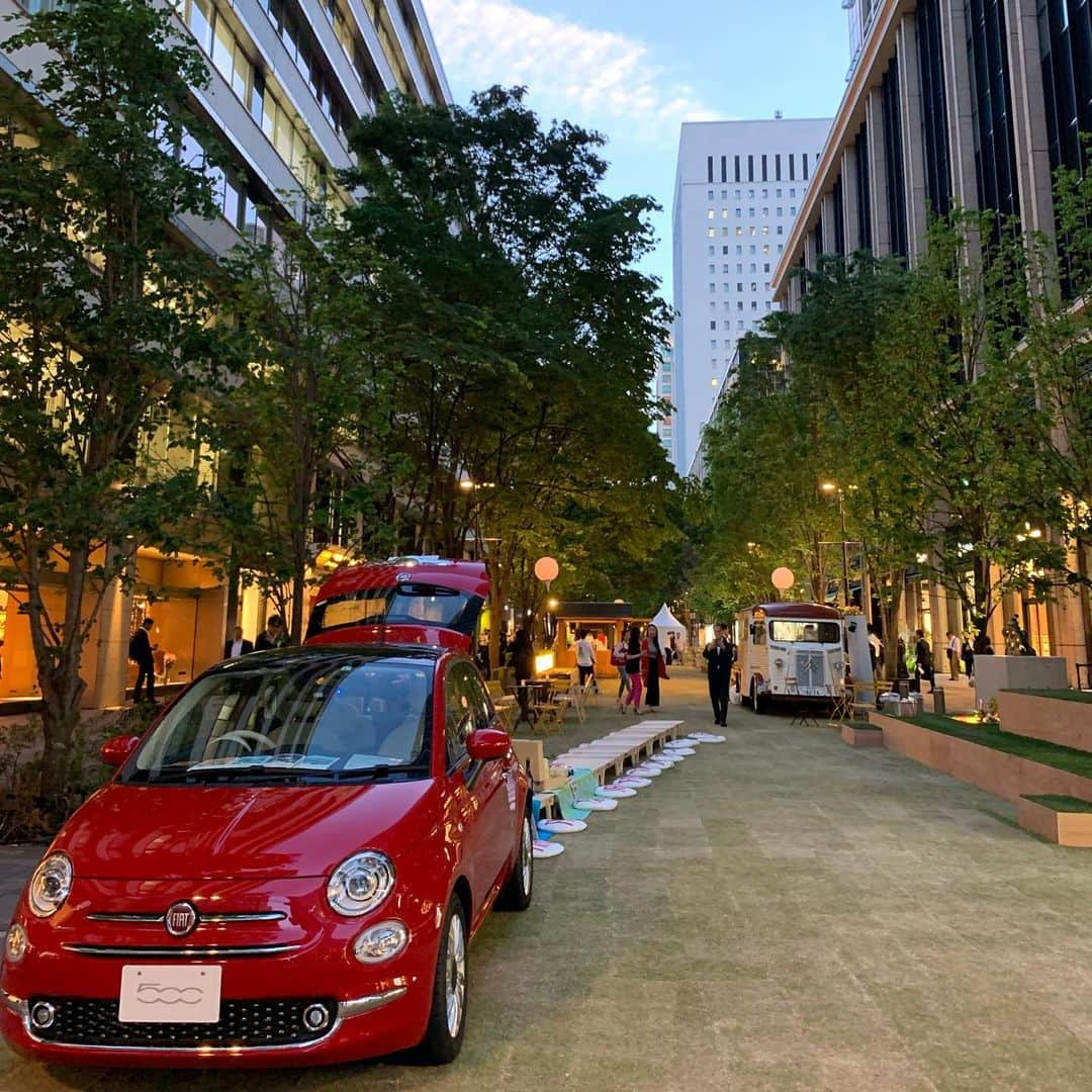 くろさんのインスタグラム写真 - (くろInstagram)「🍀 #MARUNOUCHISTREETPARK #丸の内ストリートパーク #marunouchistreet  #丸の内仲通り #fiat500 #ENOTECA #ピエールエルメ #くまもん」5月16日 19時50分 - m6bmw