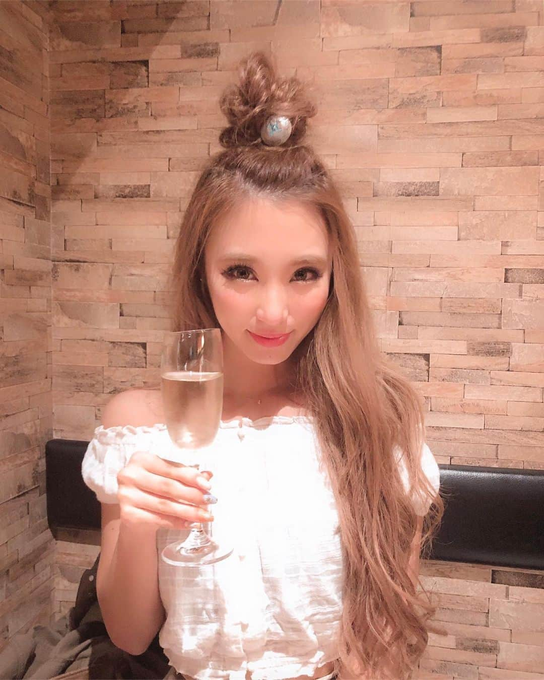 HIKARUさんのインスタグラム写真 - (HIKARUInstagram)「お疲れ様♡乾杯🍸(笑) . 日にち空いちゃったけど 前の投稿のコメントやDMありがとう💗 想像以上に反応があって 私がびっくりしました😢 一つ一つちゃんと読んでます😍🌺 本当にありがとう♡ . 今だからじゃなく昔っから 物事に興味がすごくあって好奇心の塊で これからやってみたい事、やりたい仕事が 尽きない😨まだまだたくさんある😌 色々調べ事しててわくわくする🤤 ちょっとずつがんばろ🤤💗 #japan #japanesegirl #tokyo #beach #sea #girly #sapporo #makeup #hair #instagood #likes #handmade #fashion  #fitness #longhair #hairarrange  #highlight #メイク #ハンドメイド #日本 #札幌 #東京 #海」5月16日 19時51分 - hikaru__0211