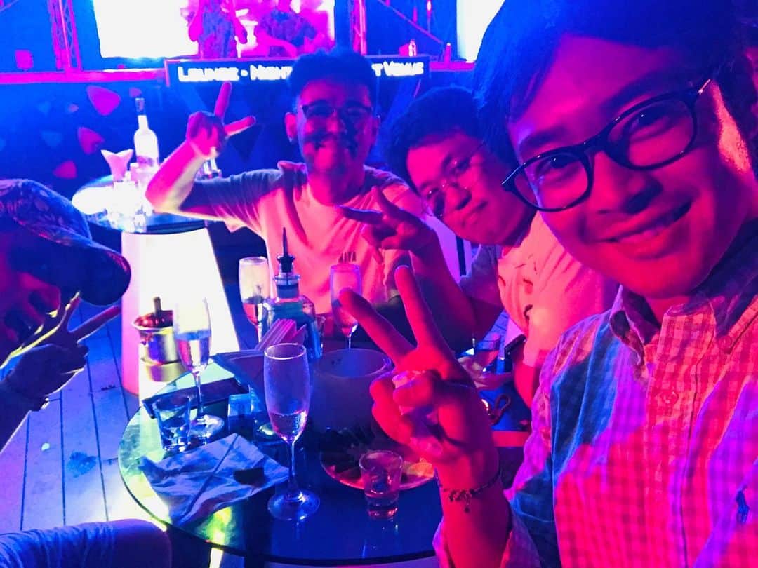 イ・キョンのインスタグラム：「불금스 🔥🔥 #이켠 #다낭」