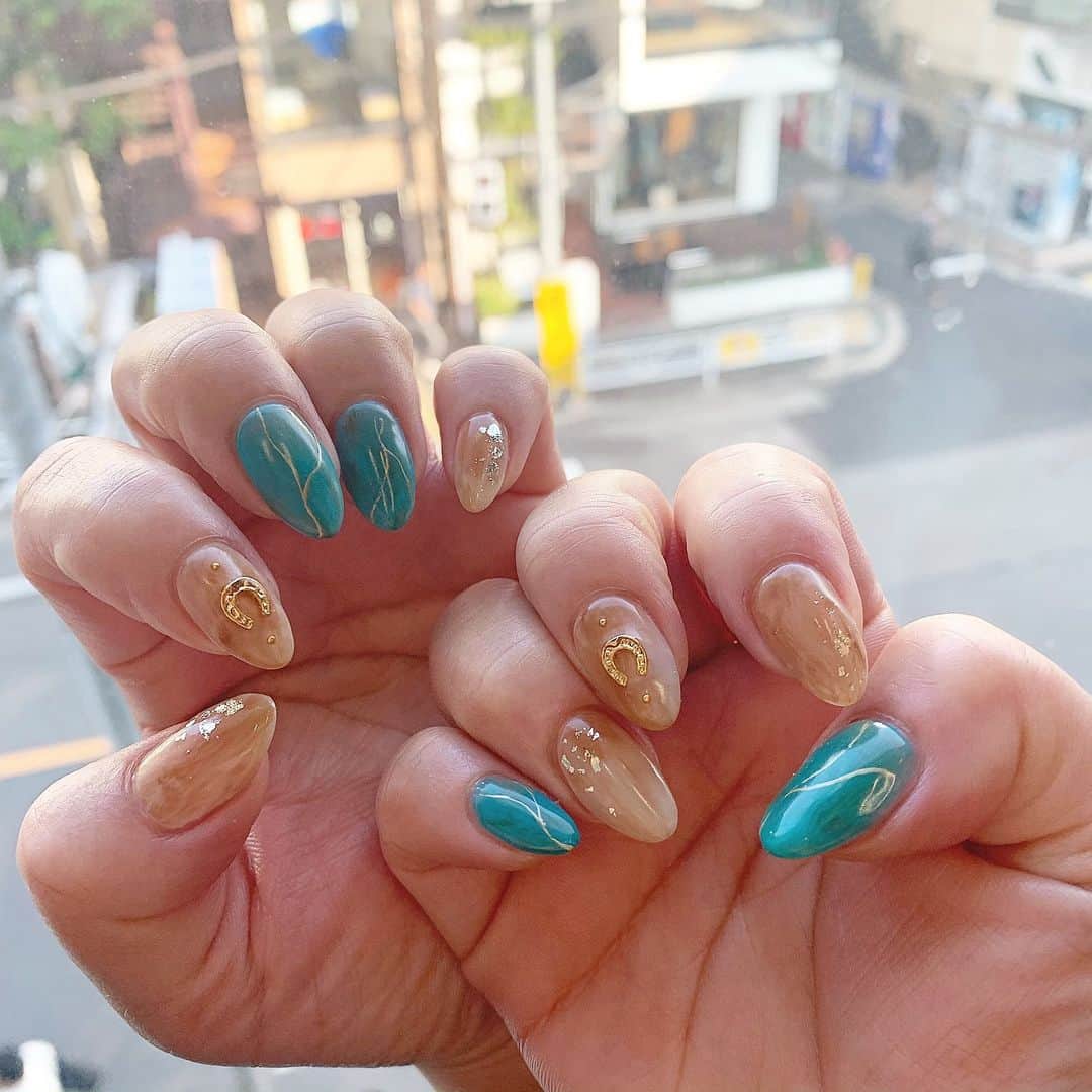 RUBY&ONYX by Kanako Miuraのインスタグラム：「大人ターコイズ💙 ・ ・ ・ 5/20 12:00〜.14:30〜.17:00〜  ご案内可能でございます🥰 その他のお時間もご相談くださいませ。  お子様もお隣に座れるペアルームや個室もございます💡 ・ ・ ・ 🌿月額制もやってます🌿 ○プレミアム会員(ハンド&フット)¥29,800(税抜)・ ○ハンドレギュラー会員¥14,800(税抜)・ ○フットレギュラー会員¥14,800(税抜)・ ・ それぞれ全てのメニューが月に何度でもご利用頂けます。  ご予約、お問い合わせはDMまたは 0354595882 LINE ID：@ rubynail までお気軽にどうぞ💫  #daikanyama#nailsalon#nail#gelnail#rubyandonyx#summer#summernails#handnail#mode#cool#studs#menscare#ART#mirrornails#メンズネイル#メンズケア#定額制ネイル#通い放題#ジェルネイル#ネイル#ノーサンディング#ショートネイル#大人ネイル#ミラーネイル#シンプルネイル#代官山ネイルサロン#トレンドネイル」
