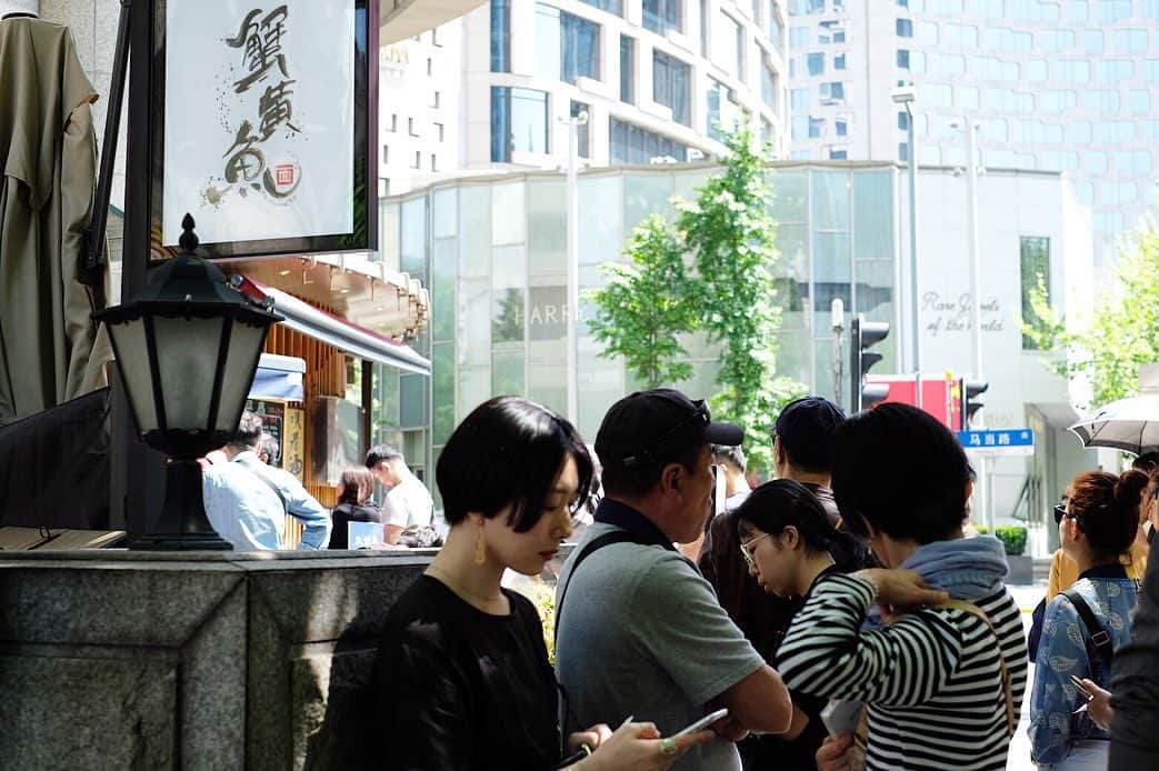 のインスタグラム：「. お昼ごはんは上海蟹料理のお店へ🦀 現地の人でとっても賑わっていた！人気なものをいくつか頼んでみんなでシェアして食べた🍜」