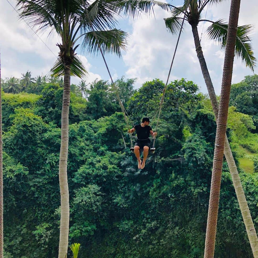 ジャコモ・ジャンニオッティさんのインスタグラム写真 - (ジャコモ・ジャンニオッティInstagram)「What a day, this place is so magical, the nature, the animals, the people, the food. What an adventure this has all been. I am at the height of my joy in these photos, looking out at all the incredible world that nature has to offer, the woman I love, and the incredible month that this has been. Pinch me. Indonesia 🇮🇩 Bali, you have my heart! ❤️」5月16日 19時56分 - giacomo_gianniotti