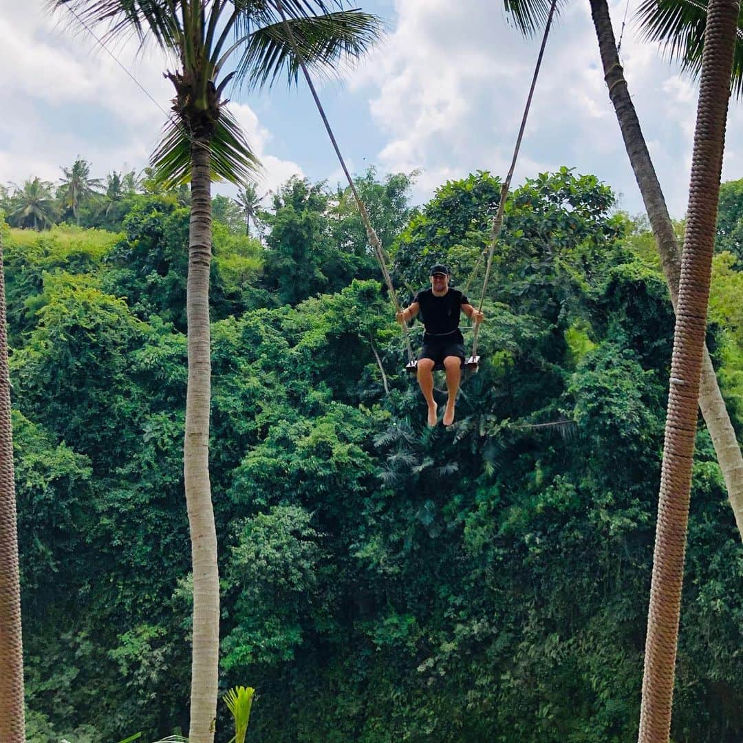 ジャコモ・ジャンニオッティさんのインスタグラム写真 - (ジャコモ・ジャンニオッティInstagram)「What a day, this place is so magical, the nature, the animals, the people, the food. What an adventure this has all been. I am at the height of my joy in these photos, looking out at all the incredible world that nature has to offer, the woman I love, and the incredible month that this has been. Pinch me. Indonesia 🇮🇩 Bali, you have my heart! ❤️」5月16日 19時56分 - giacomo_gianniotti