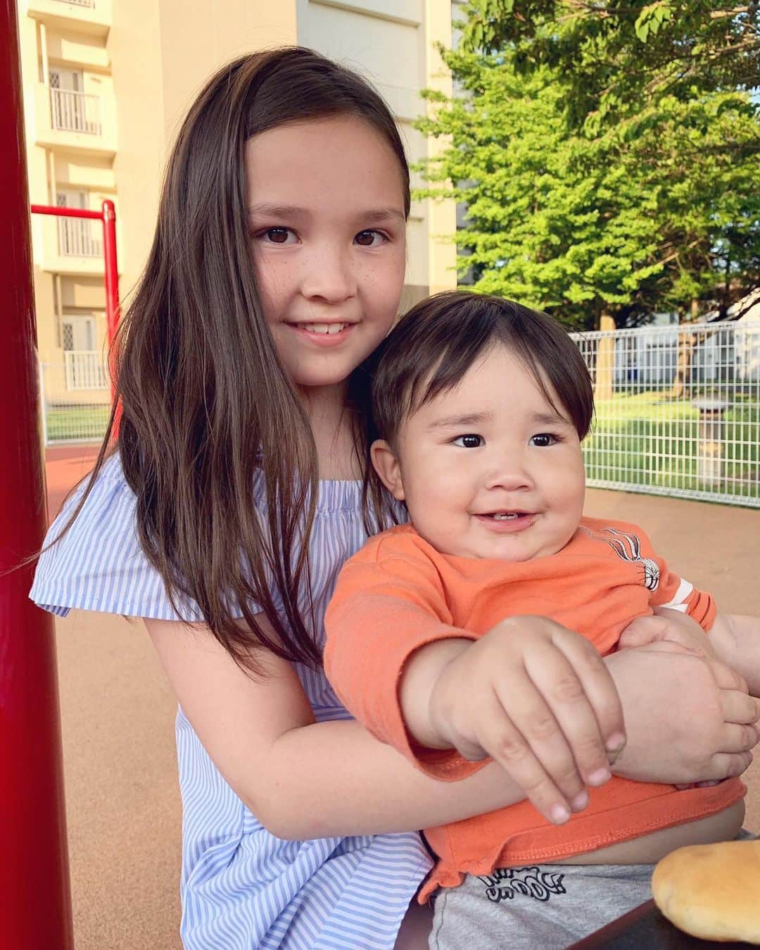バイリンガル3兄妹のインスタグラム：「むっちり系癒し男子と、いい感じに髪の毛でフェイスラインが隠れて大人っぽさが出たエマ😂 ・ ・ もうかなり日が長くなってお友達と7時まで公園で遊んでました😵 ・ 旦那がいないと夜ご飯も適当になりがちだけど、毎日楽しく健康に過ごせたらそれでよし。 ・ ・ 献立考えて買い出しに行った日が寒かったから、今日の夜ご飯は鍋予定で😂 ・ 7時まで半袖で遊べるほど暑かったのに鍋かよっていうね…😂 ・ もう7時だしめんどくさいしご飯食べに行っちゃおうと言ったものの… ・ 子供連れて外食もそれはそれでめんどくさいので、やっぱり帰って速攻鍋作りましたw ・ まぁでも、切って煮るだけだしね😂 ・ 暑い日の鍋もそれはそれは普通に美味しかったですw ・ ・ #えまち #7歳 #癒し系男子 #ほっぺちゃん #バイリンガル3兄妹」
