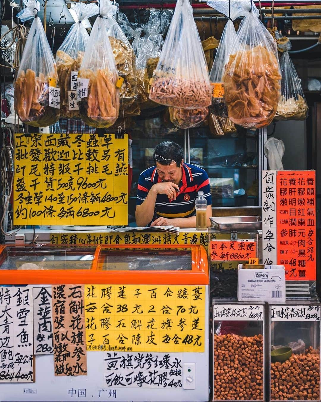 キャセイパシフィック航空さんのインスタグラム写真 - (キャセイパシフィック航空Instagram)「Take a journey of the senses, and peek into Hong Kong history. Long before becoming #Asia's world city, #HK was a small assemblage of fishing villages. Find hints of this heritage on Dried Seafood and Tonic Food Street, where hanging bags of "hoi mei“ (“sea flavor”) and ancient Chinese recipe ingredients abound. #CityLife⠀⠀⠀⠀⠀⠀⠀⠀⠀ ⠀⠀⠀⠀⠀⠀⠀⠀⠀ 漫步於 #上環  #海味街 頭，穿梭於一間間老字號，嗅著各式參茸海味散發出來的獨特氣味，在屹立百年的店舖中窺探香港歷史，感受這個城市如何從小小的漁村成為了亞洲國際都會。⠀⠀⠀⠀⠀⠀⠀⠀⠀ ⠀⠀⠀⠀⠀⠀⠀⠀⠀ Credit: @nicholasku_」5月16日 20時01分 - cathaypacific