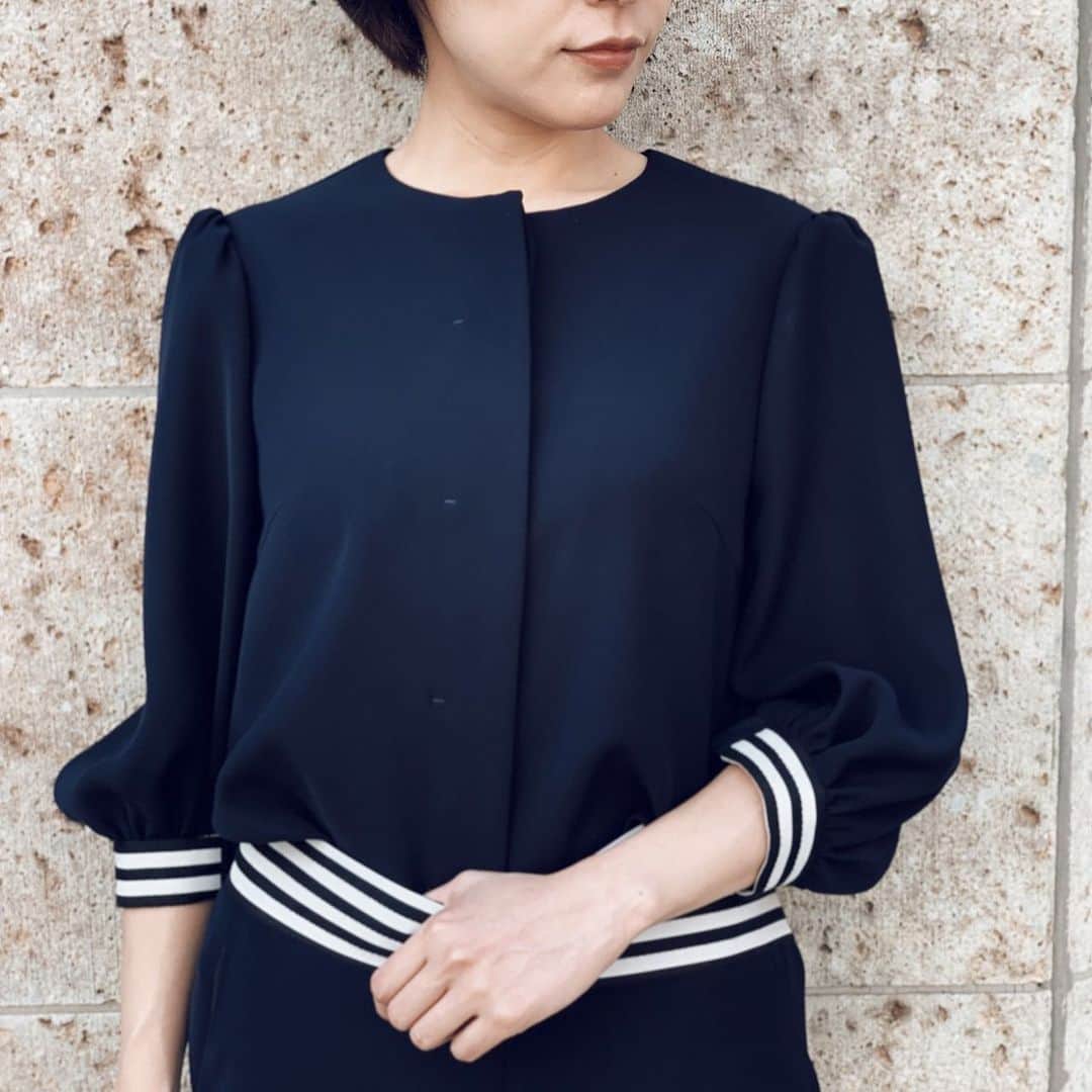 BORDERS at BALCONYのインスタグラム：「大人気の「BALLOON SLEEVES TOP」が明日（5/17金曜日）のお昼12時に再入荷いたします！⠀⠀ ツイル素材のきれいめデザインは、オンオフどちらでもお使いいただけます◎⠀⠀ きちんと感のあるネイビーと、上品なホワイトの2色の入荷です！⠀⠀ ⠀⠀ 皆様ぜひチェックしてください！⠀⠀」
