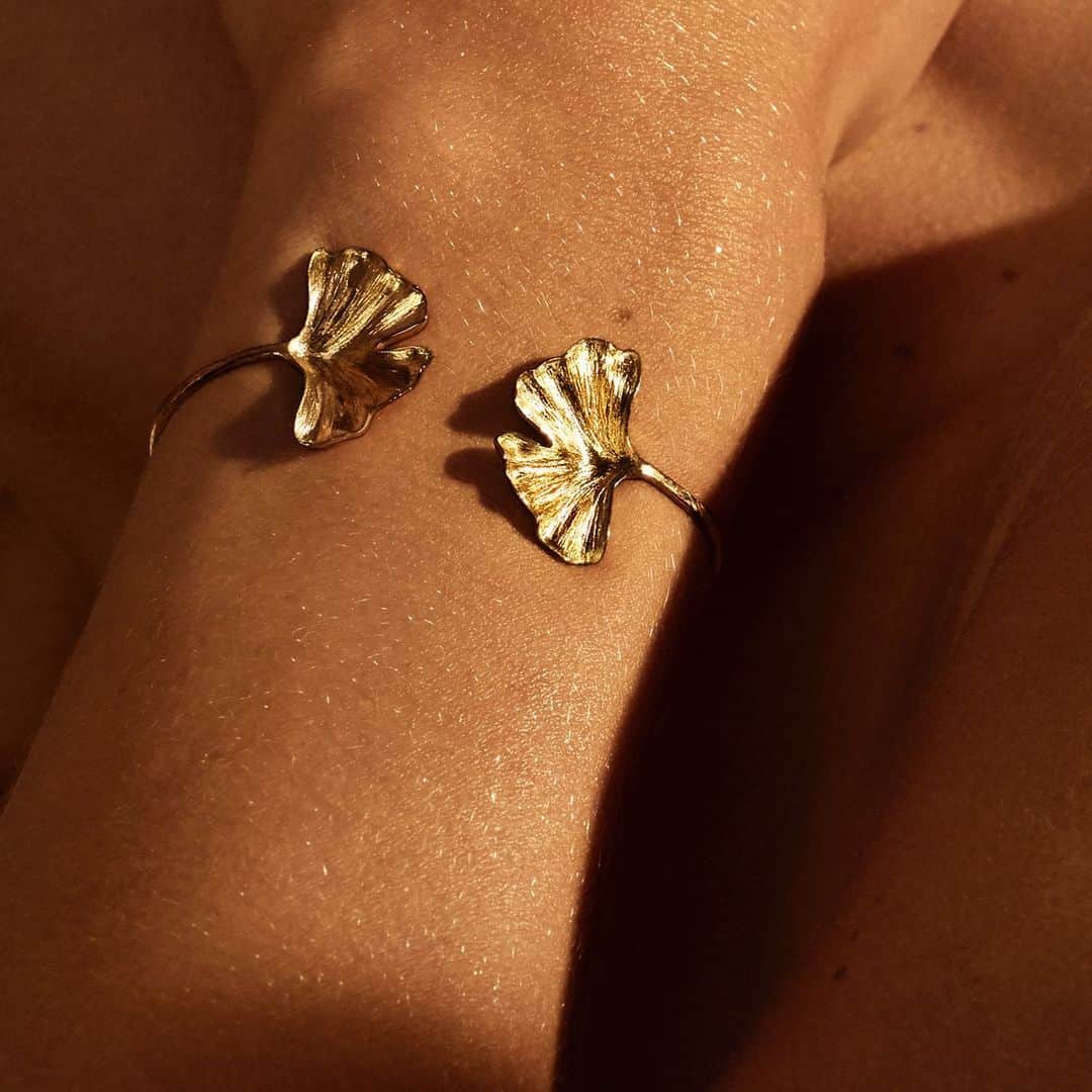 オーレリービダマンのインスタグラム：「Golden hours ✨ #aureliebidermann #finejewelry」
