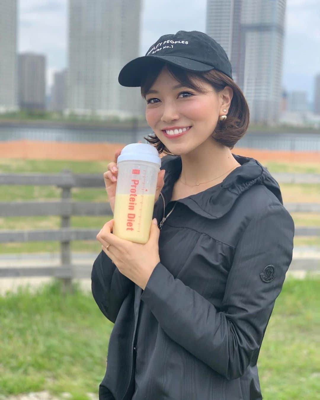 のインスタグラム：「こんばんは🙆‍♀️ . GW投稿してた通り、食べすぎてしまったのでパーソナルトレーニングと並行して新発売のDHC プロティンダイエット 美BODYを始めました🙆‍♀️💕 . この日はウォーキングした時の😆 運動する前後にのむのがオススメ😋 . 味もとっても美味しいからすぐ飲めちゃうしお腹も膨れるからよい🙆‍♀️❣️ . いろんな味あるけどわたしはバナナ味が好き😋お水で割るのもいいけど、わたしはアーモンドミルクで割るのにハマってるよ😘❤️ 是非試してみてね😆💕 . 今日もお疲れ様でした🤭❤️ . #飲んで筋トレ #美BODY #PR #ジム #プロテインダイエット #プロテイン #ダイエット #diet #タンパク質 #筋肉 #筋トレ #ジム #gym #workout #yoga #ヨガ #sport #fitness #fitnessgirl #training #トレーニング #トレーニングウェア #ヨガウェア #ワークアウト #パーソナルトレーニング #筋肉女子 #healthyfood #health」