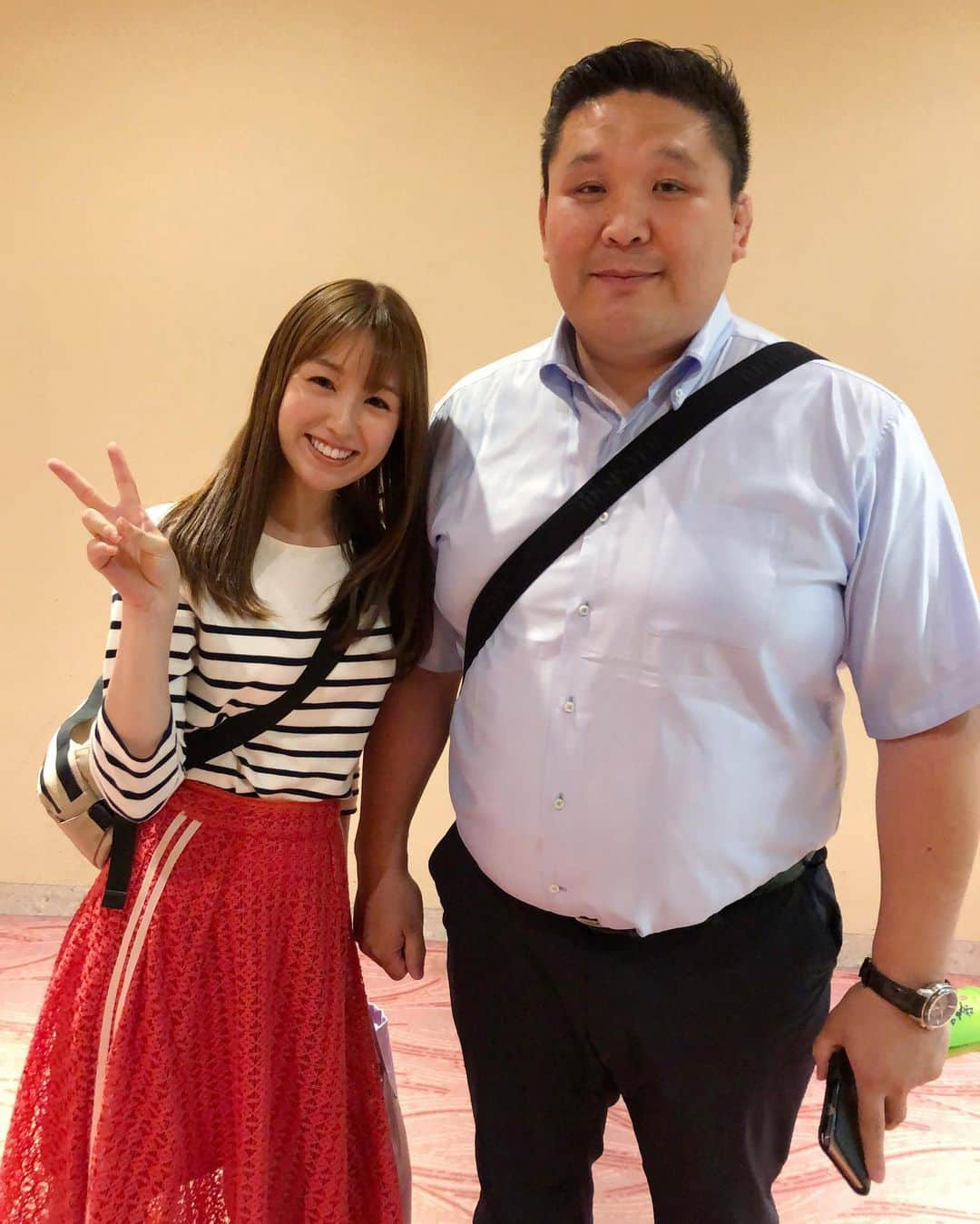 松中みなみさんのインスタグラム写真 - (松中みなみInstagram)「元横綱・稀勢の里 荒磯親方と貴重なツーショット‼️ ・ 笑顔が神々しい😭✨✨✨ 手元には引退記念はがき←売店で買えるよ💖 きせのんTシャツも着てくれば良かったぁぁあぁ！ ・ ・ そして久しぶりに朝赤龍さん（錦島親方）にも会えて ほんわりとした空気に癒されましたぁ☺️🍀 ・ ・ ・ #大相撲 #相撲 #横綱 #稀勢の里  #荒磯 #荒磯親方 #記念ハガキ #朝赤龍 #錦島親方  #両国国技館 #相撲女子 #スー女 #sumo #sumoday」5月16日 20時08分 - minami_matsunaka