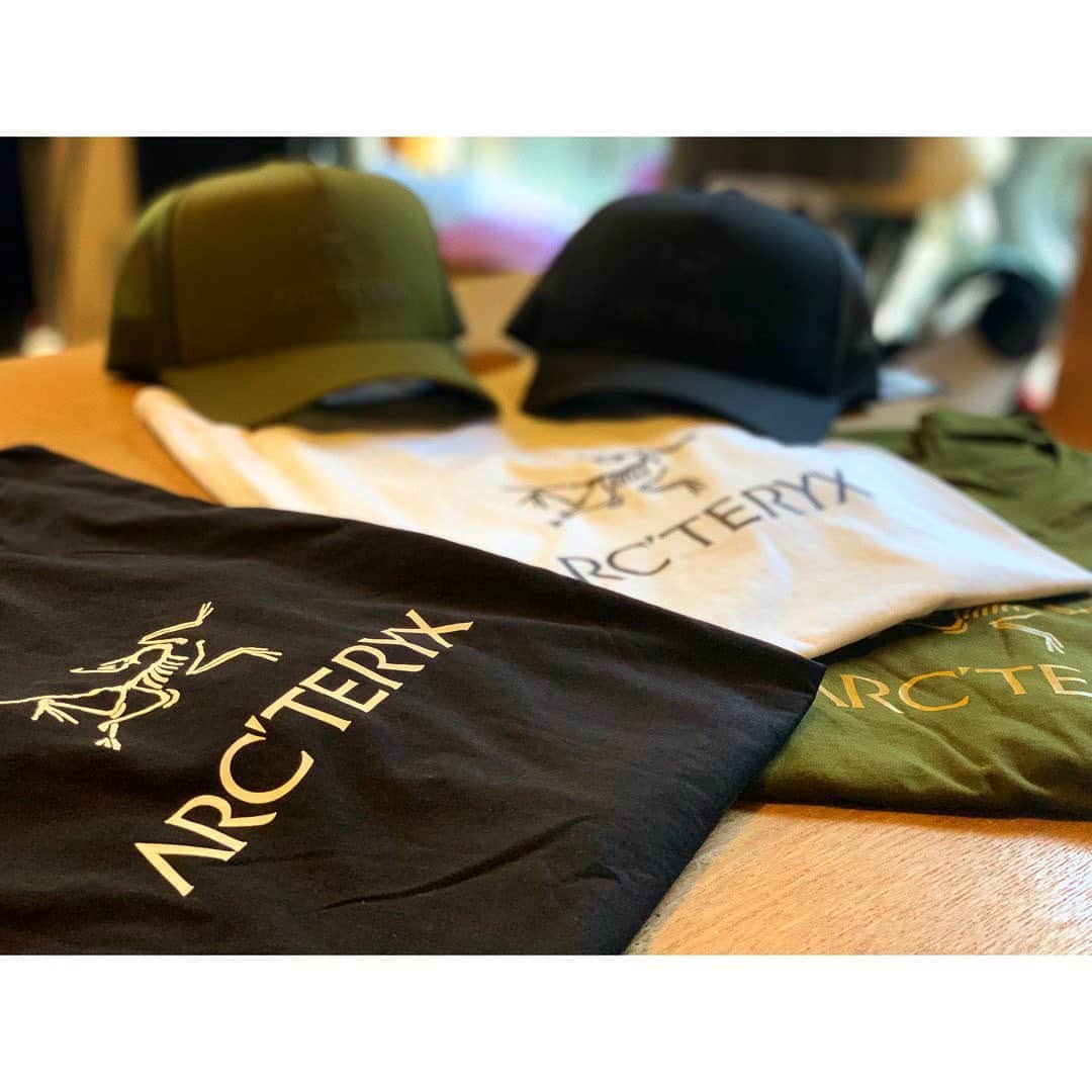 SUNDAY MOUNTAINさんのインスタグラム写真 - (SUNDAY MOUNTAINInstagram)「* 【  ARC'TERYX 続々入荷中♪】 * ARC'TERYXより 夏アイテムが続々と入荷中してきています♪  今日は Tシャツ&CAPが入荷！ Tシャツは3TYPE。 CAPは2TYPE。  Tシャツ、CAP共にこれからの季節にぴったりな 着心地良い素材。  タウンで 山で Campで！  カラーによっては、数に限りがあるものもありますので  是非お早目にご覧下さい^_^ * お値段もお手頃 ¥4500〜 * *  SUNDAY MOUNTAIN ■ 本店 福井県坂井市春江町針原20-1-1 11:00～19:00(水曜定休) TEL 0776-63-6589 ■ BASE CAMP店 福井県坂井市春江町針原21-49-7 K.TENANT-B 11:00～19:00(火,水曜定休) TEL 0776-97-8848 ■オンラインショップ http://campanela.jp/webshop.html * * #sundaymountain #camp #hiking #trekking #サンデーマウンテン #アウトドア #アウトドアショップ #アウトドアファッション #キャンプ #outdoorfation  #キャンプファッション #Camp着 #フェス #trekking #hiking #travel #アークテリクス #ARCTERYX #Tシャツ #CAP #arcteryx #登山」5月16日 20時08分 - sundaymountain