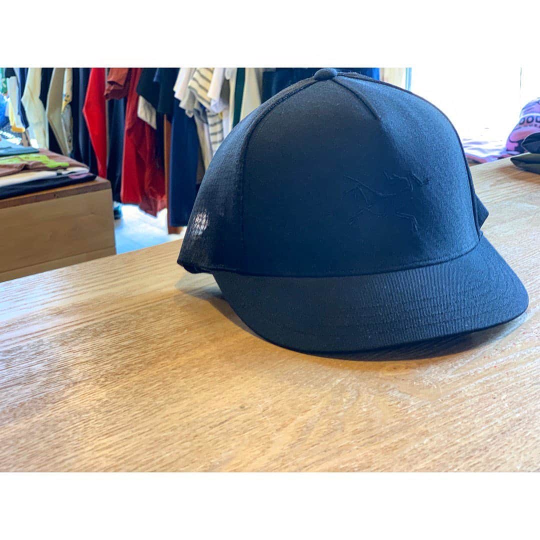 SUNDAY MOUNTAINさんのインスタグラム写真 - (SUNDAY MOUNTAINInstagram)「* 【  ARC'TERYX 続々入荷中♪】 * ARC'TERYXより 夏アイテムが続々と入荷中してきています♪  今日は Tシャツ&CAPが入荷！ Tシャツは3TYPE。 CAPは2TYPE。  Tシャツ、CAP共にこれからの季節にぴったりな 着心地良い素材。  タウンで 山で Campで！  カラーによっては、数に限りがあるものもありますので  是非お早目にご覧下さい^_^ * お値段もお手頃 ¥4500〜 * *  SUNDAY MOUNTAIN ■ 本店 福井県坂井市春江町針原20-1-1 11:00～19:00(水曜定休) TEL 0776-63-6589 ■ BASE CAMP店 福井県坂井市春江町針原21-49-7 K.TENANT-B 11:00～19:00(火,水曜定休) TEL 0776-97-8848 ■オンラインショップ http://campanela.jp/webshop.html * * #sundaymountain #camp #hiking #trekking #サンデーマウンテン #アウトドア #アウトドアショップ #アウトドアファッション #キャンプ #outdoorfation  #キャンプファッション #Camp着 #フェス #trekking #hiking #travel #アークテリクス #ARCTERYX #Tシャツ #CAP #arcteryx #登山」5月16日 20時08分 - sundaymountain