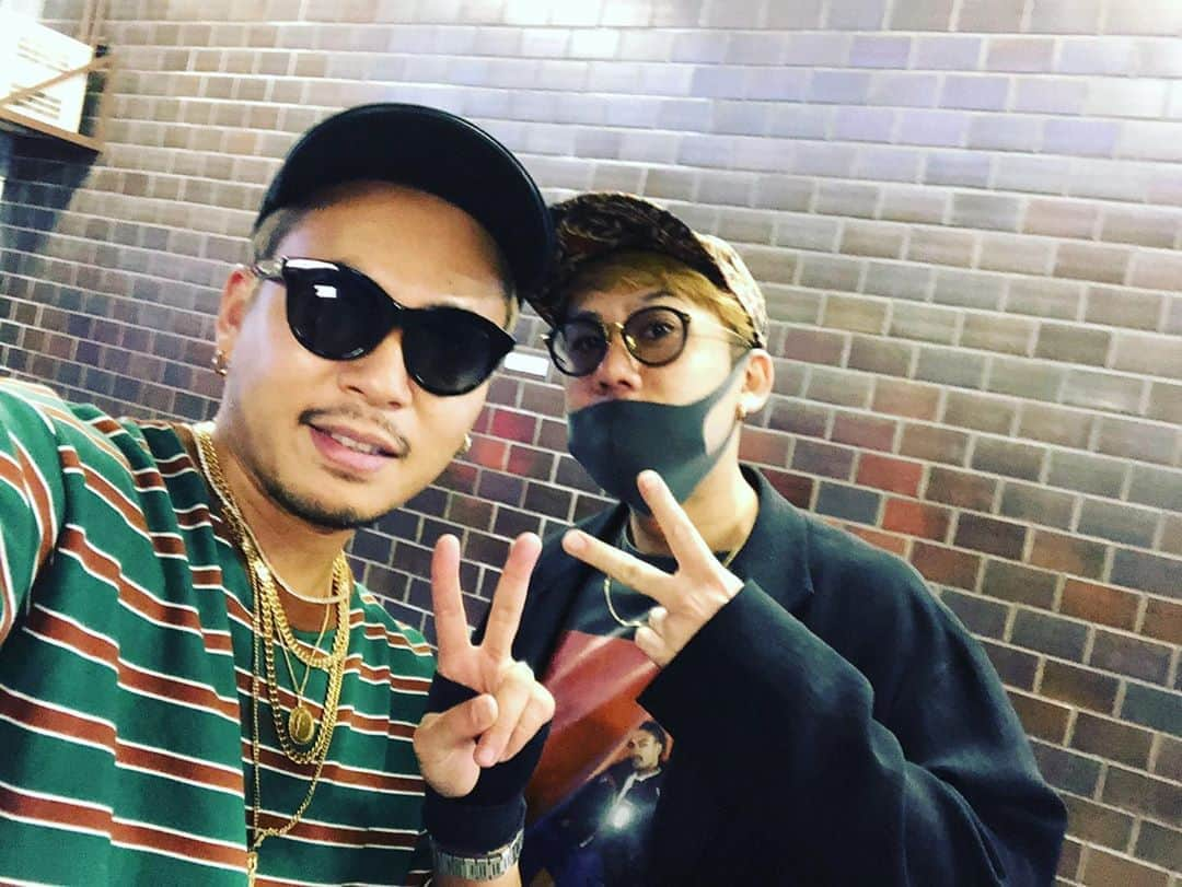 川畑要さんのインスタグラム写真 - (川畑要Instagram)「新大阪駅でDJ HAL君とばったり会いましたー‼️‼️ 有吉反省会見てたからねん（笑） 💪(￣^￣)ゞ要 #川畑要  #chemistry  #かなめ屋  #singer #djhal #有吉反省会 #新大阪駅」5月16日 20時12分 - kawabata1979