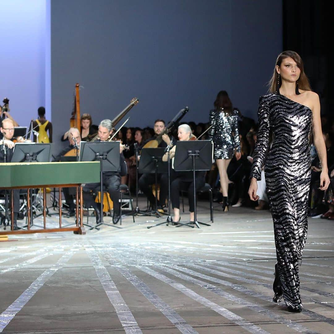 Lee Oliveiraさんのインスタグラム写真 - (Lee OliveiraInstagram)「Slide ➡️ right to see looks from @carlazampatti Resort 20. Carla Zampatti closes Australia Fashion Week with her elegant show together with the Australian Brandenburg Orchestra #mbfwa」5月16日 20時13分 - leeoliveira