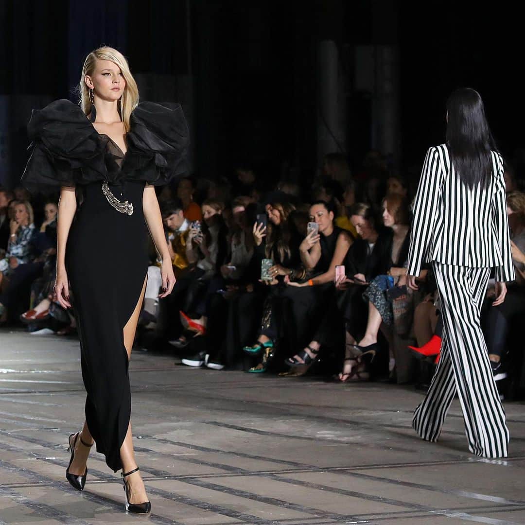Lee Oliveiraさんのインスタグラム写真 - (Lee OliveiraInstagram)「Slide ➡️ right to see looks from @carlazampatti Resort 20. Carla Zampatti closes Australia Fashion Week with her elegant show together with the Australian Brandenburg Orchestra #mbfwa」5月16日 20時13分 - leeoliveira