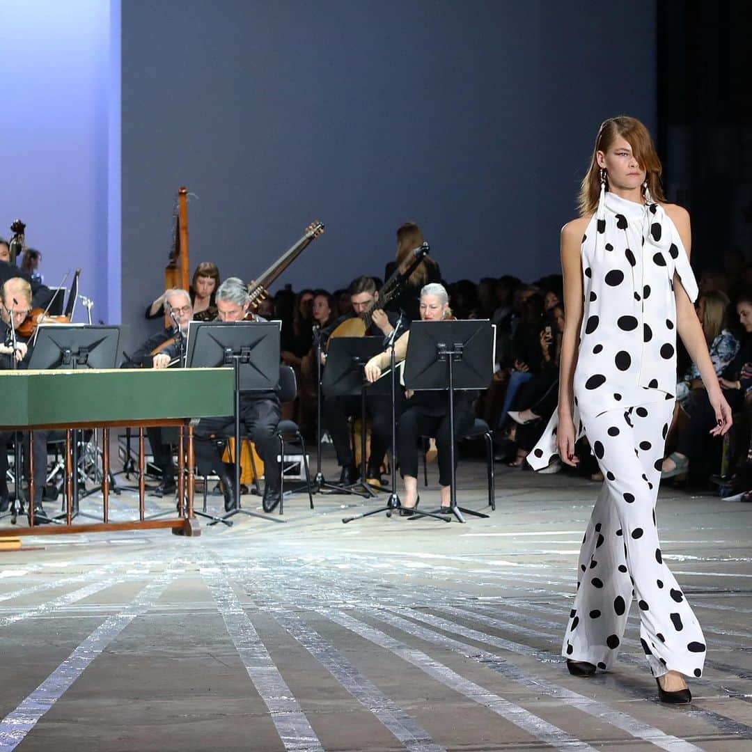 Lee Oliveiraさんのインスタグラム写真 - (Lee OliveiraInstagram)「Slide ➡️ right to see looks from @carlazampatti Resort 20. Carla Zampatti closes Australia Fashion Week with her elegant show together with the Australian Brandenburg Orchestra #mbfwa」5月16日 20時13分 - leeoliveira