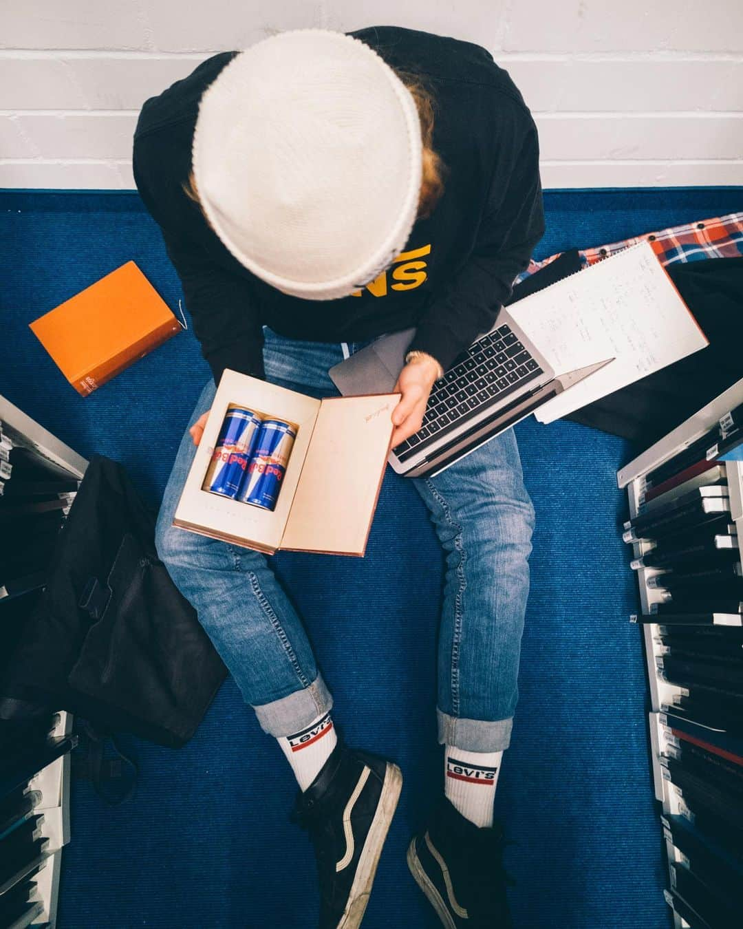 レッドブルさんのインスタグラム写真 - (レッドブルInstagram)「Fueling exam season since 1987. 🙌 📸: @marckevins #redbull #givesyouwings #studyhard #exams」5月16日 20時16分 - redbull