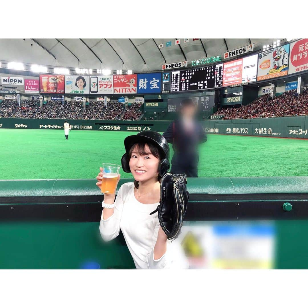 津田麻莉奈さんのインスタグラム写真 - (津田麻莉奈Instagram)「毎年楽しみに来させていただいている、 楽天スーパーナイター！ありがたや☺️✨ JSPORTSで過去にイーグルスの久米島キャンプリポートを務めさせていただいていた事もあり、 「パリーグは楽天ファン」でございます。 ⁑ 右手にビール、左手にグローブで楽しんでます🥰⚾️ ⁑ #東京ドーム #tokyodome  #楽天スーパーナイター #楽天 #楽天イーグルス #東北楽天ゴールデンイーグルス  #野球 #野球好き #ビール #ビール女子 #まりなる #津田麻莉奈」5月16日 20時19分 - tsudamarinal