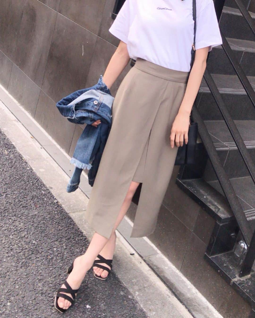 西川瑞希（みずきてぃ）さんのインスタグラム写真 - (西川瑞希（みずきてぃ）Instagram)「脚ちらっとスカートっ💋💋💋 . @cheriemona_official #cheriemona #code #タイトスカート #フロントレイヤードスカート #黒 #バッグ #スカーフコーデ #スカーフ」5月16日 20時19分 - mizuki_nishikawa_