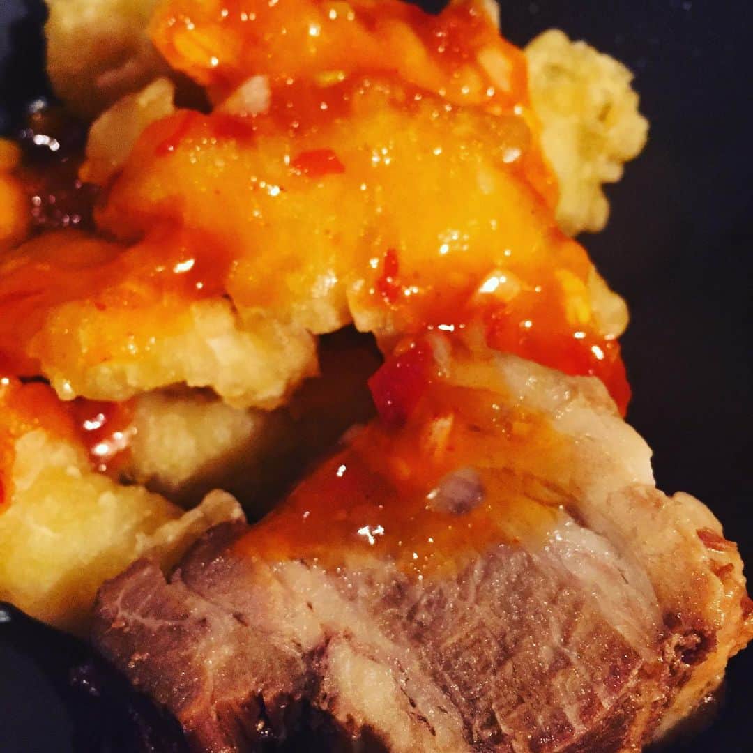 のインスタグラム：「今日の賄いはエビチリと角煮 熱々を、いただきまーす！ 今日もたくさんのご来店ありがとうございました。 動き回ってお腹ペコペコ😅 明日もランチから営業してますよー！ #イーマ#花椿#個室#梅田#大阪#和食#instagood #instafood #photographer #osaka#居酒屋#宴会#ブライダル#記念日#ハイボール#赤玉パンチ#日本酒#日本酒好き#女子会#美味しい賄い#SAKE#米活#宇和島鯛めし#自然薯#いいね👍」