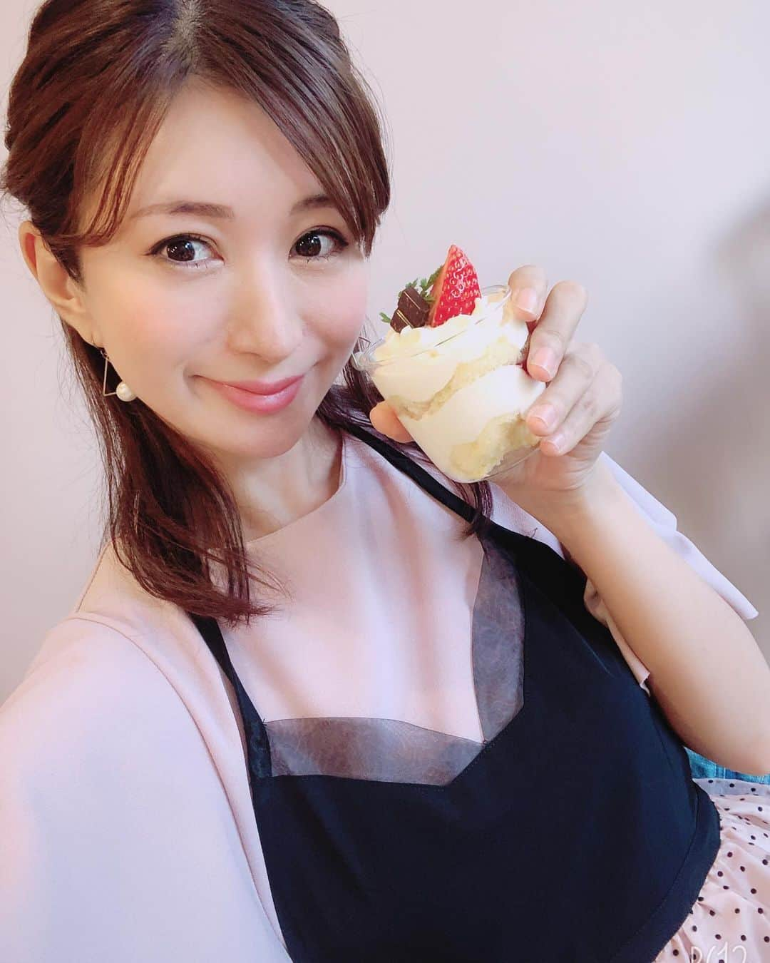 中村江莉香さんのインスタグラム写真 - (中村江莉香Instagram)「#recolte 👨‍🍳#ハンドブレンダー #PR お料理グラマー会🤝💓イベントにご招待いただき参加して参りました☺️🤲✨ 初めての#フラワーケーキ #バターケーキ 💕💕先生も素敵な方で楽しく素敵な時間を過ごせました❤️ 初めての#グラサージュ 🧁🎂可愛くできて大満足💕💕 お花とマカロン🌸もピンクをチョイス🥰❤️ 今度はお家で1人でも作りたいなっ❤️❤️ そしてプレゼントも頂きましたので、また使用してレポしたいなと思っております❤️ ありがとうございました✨✨✨ #レコルト #デリスタグラマー #クッキングラマー #ハンディブレンダースリムプラス #フラワーケーキ #デコレーションケーキ #料理研究家 #お料理好きな人と繋がりたい #ケーキ作り好きな人と繋がりたい  #バラのケーキ #お花のケーキ #愛を込めて #ケーキ作り #手作りケーキ @recolte_official」5月16日 20時24分 - erica_nakamura