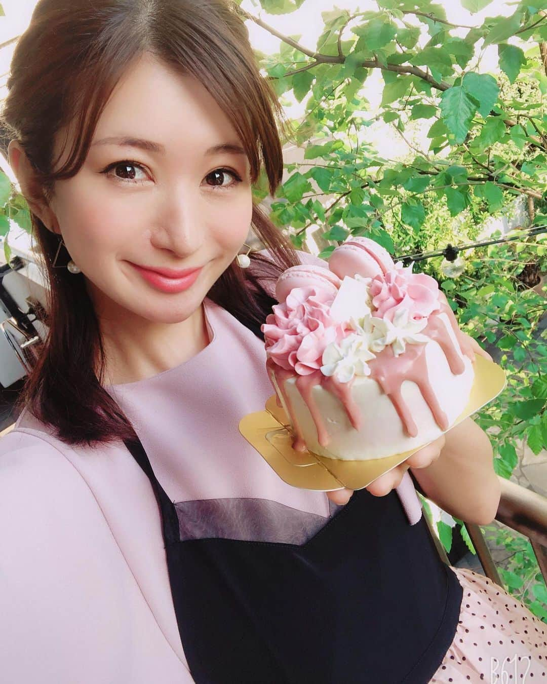 中村江莉香さんのインスタグラム写真 - (中村江莉香Instagram)「#recolte 👨‍🍳#ハンドブレンダー #PR お料理グラマー会🤝💓イベントにご招待いただき参加して参りました☺️🤲✨ 初めての#フラワーケーキ #バターケーキ 💕💕先生も素敵な方で楽しく素敵な時間を過ごせました❤️ 初めての#グラサージュ 🧁🎂可愛くできて大満足💕💕 お花とマカロン🌸もピンクをチョイス🥰❤️ 今度はお家で1人でも作りたいなっ❤️❤️ そしてプレゼントも頂きましたので、また使用してレポしたいなと思っております❤️ ありがとうございました✨✨✨ #レコルト #デリスタグラマー #クッキングラマー #ハンディブレンダースリムプラス #フラワーケーキ #デコレーションケーキ #料理研究家 #お料理好きな人と繋がりたい #ケーキ作り好きな人と繋がりたい  #バラのケーキ #お花のケーキ #愛を込めて #ケーキ作り #手作りケーキ @recolte_official」5月16日 20時24分 - erica_nakamura