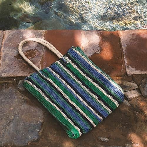 ベンシモンのインスタグラム：「Blue like the sky (and the pool) 💙  Bensimon x Zazakely Sambatra : la collab' de l'été ☀️ Créés en collaboration avec l'association @zazakelysambatra qui fournit un accompagnement éducatif, sanitaire et social à plus de 300 jeunes de Madagascar, les deux sacs de cette collection fabriqués dans les ateliers de Mada Arts sont le fruit d'un savoir-faire unique et artisanal ! > Ils sont aussi l'occasion de faire une bonne action puisqu'une partie du montant des ventes sera reversée pour le programme nutritionnel du Centre Ketsa.  Découvrez l'histoire de la collab' sur Bensimon.com 🇬🇧Summer collab ☀️ With blue or yellow, the colours will fit with all your summery desire... Created in collaboration with Zazakely Sambatra, a foundation providing educational, social accompaniment and medical care to more than 300 young children from Madagascar, the two bags from this collection are hand crafted in the local Mada Arts workshop. They are the result of a unique traditional know-how.  Discover its story on Bensimon.com  #bensimon #zazakely #zazakelysambatra #collab」