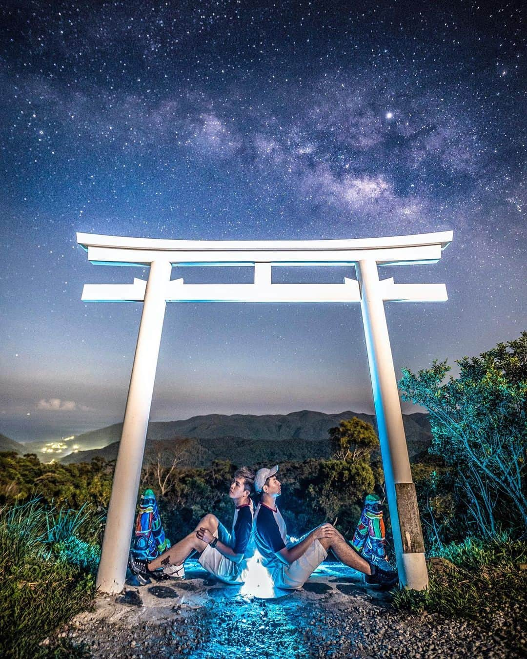 樂さんのインスタグラム写真 - (樂Instagram)「屏東牡丹。高士神社 鳥居銀河🌌⛩️ 不用跑去日本，在台灣竟然就可以拍到鳥居配銀河的夢幻照，已經彌補我上次去日本沒拍到的遺憾了！！ 這裡真的太美，下次我也要在這拍👨‍❤️‍💋‍👨版本！ - 謝謝🐑寶開夜車帶我們去，還開到睡著🤣 Model @_yang928 @_fufu521」5月16日 20時25分 - ygt1016