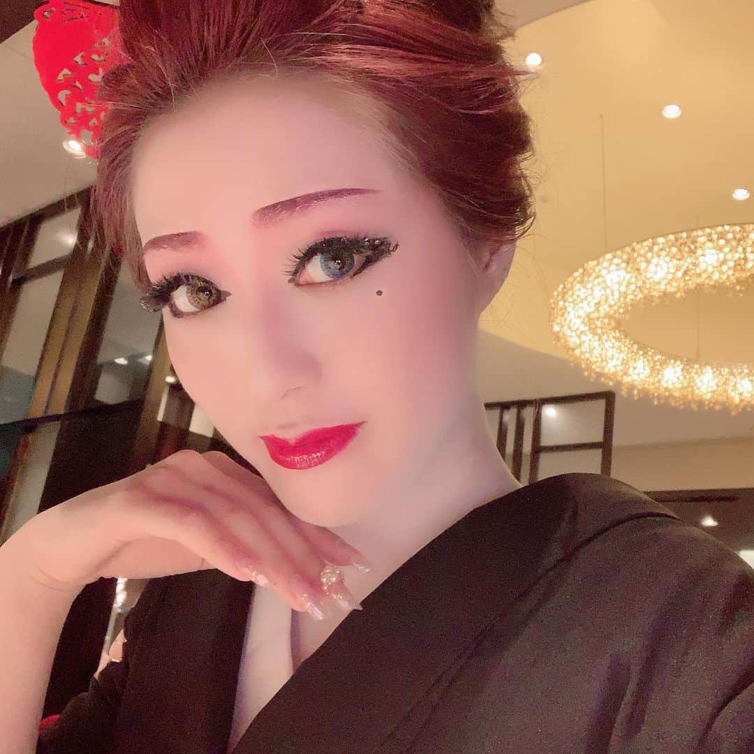 五月千和加さんのインスタグラム写真 - (五月千和加Instagram)「. 舞台化粧でも御構い無しでディナー🍽 @imperialhotel_jp_official の #北京 ✨❤️ #北京ダック 本当に美味💞 . #hairstyle #longhair #kimono #imperialhotel #tokyo #ginza #hibiya #makeup #chinese #chinesefood #dinner #中国料理 #中華料理 #帝国ホテル #インペリアルホテル #着物 #日本舞踊 #日本舞踊家 #舞台化粧 #ヘアセット #アップスタイル #和装ヘア」5月16日 20時28分 - satsuki_senwaka