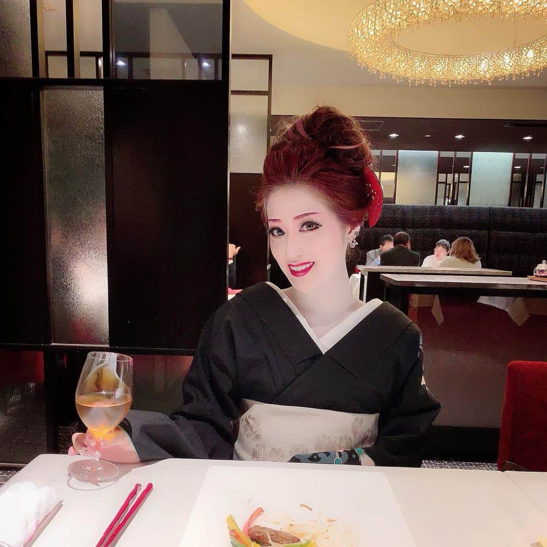五月千和加さんのインスタグラム写真 - (五月千和加Instagram)「. 舞台化粧でも御構い無しでディナー🍽 @imperialhotel_jp_official の #北京 ✨❤️ #北京ダック 本当に美味💞 . #hairstyle #longhair #kimono #imperialhotel #tokyo #ginza #hibiya #makeup #chinese #chinesefood #dinner #中国料理 #中華料理 #帝国ホテル #インペリアルホテル #着物 #日本舞踊 #日本舞踊家 #舞台化粧 #ヘアセット #アップスタイル #和装ヘア」5月16日 20時28分 - satsuki_senwaka