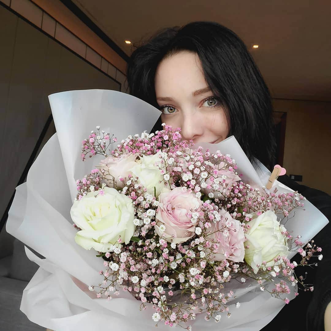 エマ・デュモンのインスタグラム：「I'm having the time of my life in China. Tomorrow I get to partner with @ubtechrobotics and @kobchina to go show some students robotics! I can't wait. 🌹🌹🌹」