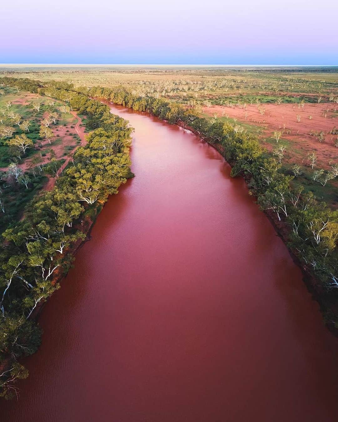 Australiaさんのインスタグラム写真 - (AustraliaInstagram)「The #Pilbara at dusk would make the most perfect painting! 🎨 @kyliessv was at the #AshburtonRiver as the sun went down, capturing it at exactly the right time to create this unusual, yet stunning, colour across the river. Part of @australiasnorthwest in @westernaustralia, the Pilbara region is home to a diverse range of incredible ancient natural landscapes, including #KarijiniNationalPark, the #DampierArchipelago and the #MackerelIslands. Oh, did we mention this area is HUGE? Twice the size of the United Kingdom, to be exact. 🤯  #seeaustralia #justanotherdayinwa #epicpilbara #explore #adventure」5月16日 20時31分 - australia