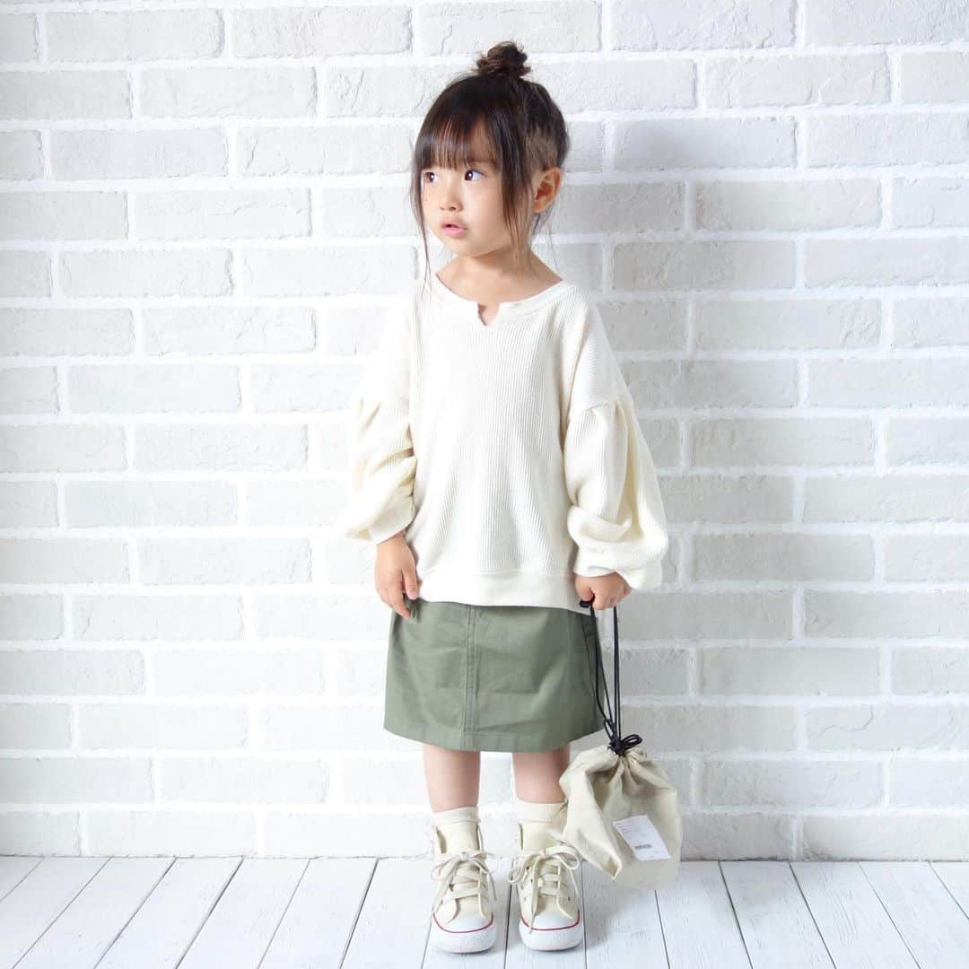 Saraさんのインスタグラム写真 - (SaraInstagram)「. coordinate♡ . white × khaki 💚 . ワッフル生地のトップスと 膝上丈のスカートで女の子らしく🌻 . @gu_for_all_ のカラースカートは 着まわし力◎✨ 790円でカラーも豊富だから 色ちがいも欲しくなる😍 . #gu_for_all #GUstyle #gupr #gukids #790スカート #カラースカート」5月16日 20時31分 - sarasara718