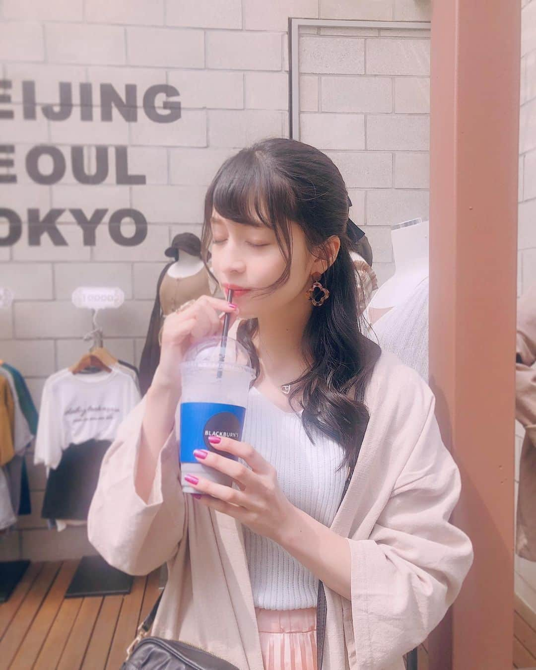 四島早紀さんのインスタグラム写真 - (四島早紀Instagram)「🇰🇷飲んでばっかりの韓国🇰🇷💙🥤 . 韓国にしかないドリンク味にしてみた🌈☁️ ☁︎あたあめ☁︎みたいな名前の飲み物でした☁︎ . . #韓国 #🇰🇷 #女子旅 #韓国旅行 #梨大 #🥤 #フォローミー #いいね #海外 #✈️ #💗」5月16日 20時33分 - saki_shishima