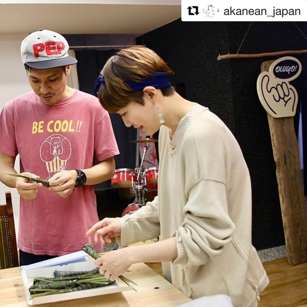 福岡晃子さんのインスタグラム写真 - (福岡晃子Instagram)「OLUYOスタッフにも手作り粽(ちまき)を食べてもらいました。 #Repost @akanean_japan with @get_repost ・・・ 自宅でつくる 季節の和菓子﻿ 「あっことあんこ」﻿ ﻿ 第三回のちまき作りは、﻿ お楽しみいただけましたでしょうか。﻿ ﻿ ところであっこちゃん、﻿ 作ったあとのお菓子は、﻿ いつもどうしてるの？﻿ ﻿ 先日募集した質問に﻿ そんなコメントをいただきましたので﻿ ﻿ 今夜は あっことあんこの ﻿ その後のお話を、ひとつ。﻿ ﻿ ○【あかねごよみ】あっことあんこのその後のはなし　 https://www.akanean.com/magazine/6454  #茜庵 #徳島 #和菓子 #あかねごよみ #手作りお菓子」5月16日 20時34分 - akikofukuoka_oluyo