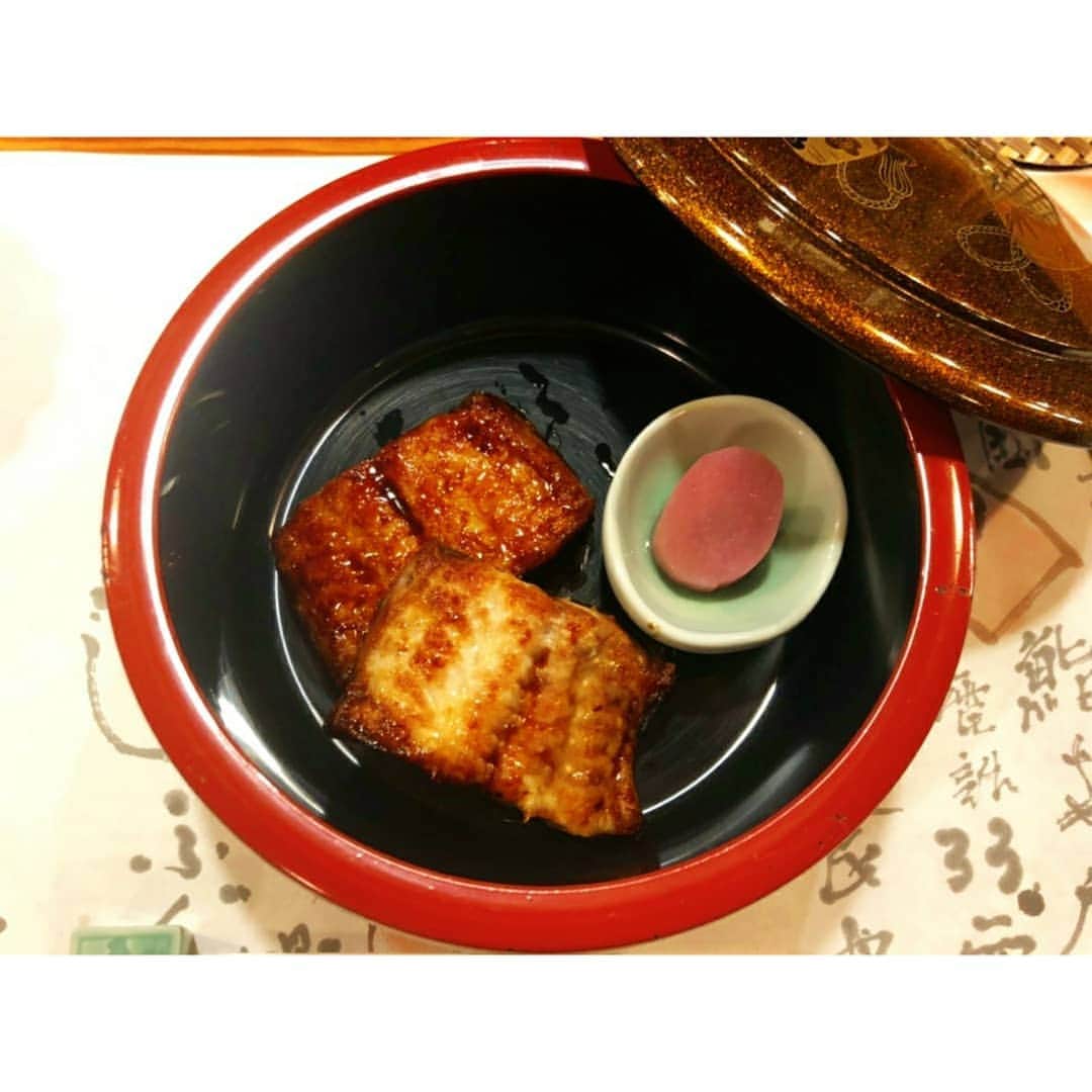 AYASAさんのインスタグラム写真 - (AYASAInstagram)「ライブ後にそれはそれは美味しいお寿司をいただきました🍣✨✨ 美味しいお魚さまたちのパレードじゃった...(*꒪ཀ꒪)❤️ #お寿司 #鮨 #sushi  #鰻の分厚さに驚き  #おさかなパラダイス  #お腹すいたらこの写真を見ようと思う #食べ物の写真をコラージュしてる時間て幸せ ・ そして愛するKAnoZAの抹茶フォンデュも💚💚 フロマージュ・フォンデュもいただいたのに不覚にも写真撮る前に食べてしまった。。。#インスタ映えに勝る食欲  #kanoza #känoza #kanozaizumo  #抹茶フォンデュ ・ ・ #鳥取 #山陰  #たまには激辛以外の食べ物もアップしてみる」5月16日 20時34分 - ayasa_doya