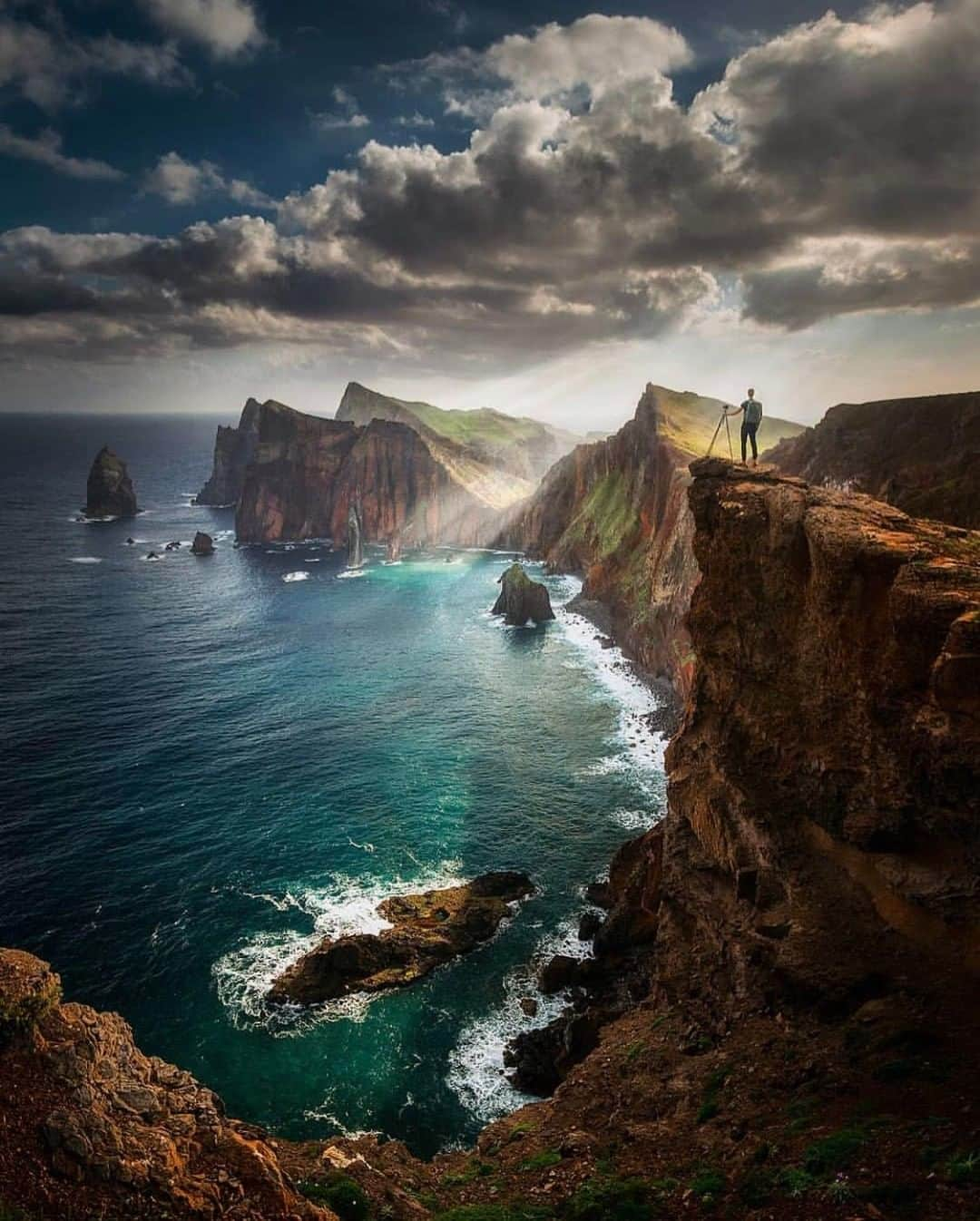 Discoveryさんのインスタグラム写真 - (DiscoveryInstagram)「“A photographer's life" 🌅 📸 + caption by Tomas Havel (@tomashavel) . . . . #photography #photooftheday #explore #naturephotography #nature #potd #worldtraveler #travel #Madeira #landscape #roadtrip #adventure」5月16日 20時37分 - discovery