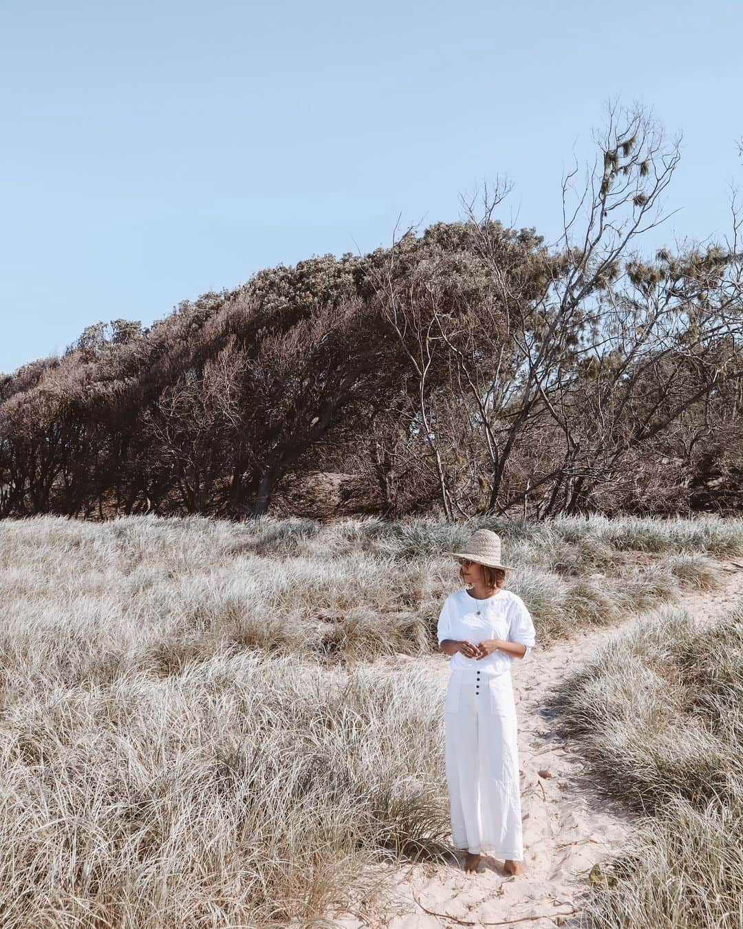 MOYAさんのインスタグラム写真 - (MOYAInstagram)「ここでは白い服を着たかったんだ🕊 どんなコーデにも合わせやすいこのパンツ。 裏地付いてるから透ける心配もないよ👌🏾 . 📸 @chika_602  #byronbay #Australia」5月16日 20時38分 - moyamoya2121