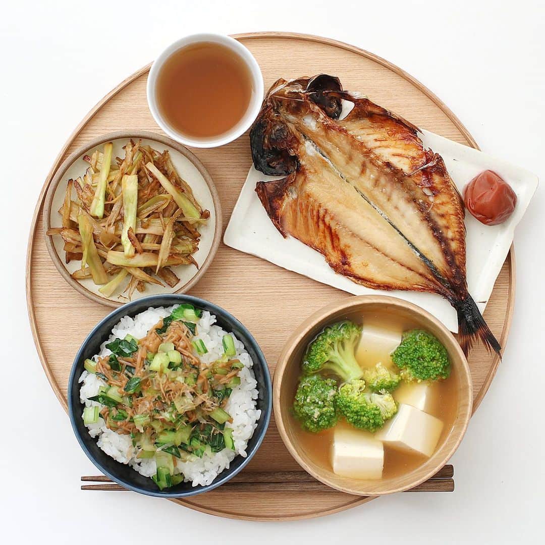 utoshさんのインスタグラム写真 - (utoshInstagram)「Japanese food. 今日はアジの開きで一汁二菜。 副菜はブロッコリーの芯のきんぴらごぼう、 味噌汁は芯がでる元になったブロッコリーで、 ご飯はこの前作ってハマってしまった小松菜となめたけ和えをトッピング。 . この「小松菜となめたけ和え」は本当に美味しい。 なめたけだけだとちょっと物足りないなと思うんですが、油で炒めた小松菜と合えると本当に美味しくなります。ご飯がすすむ！！やめられない！ . . ぜひ作ってみてくださいね。 No local No food おいしく楽しく！ . . #今日の一汁二菜 #あじの開き #鯵  #アジ #味噌汁 #一汁一菜 #とりあえず野菜食 #一汁野菜食 #一汁二菜 . #ellegourmet#lunch#brunch#breakfast#foodporn#instagramjapan#vsco#IGersJP#onthetable#ランチ#おうちカフェ#うちごはん#暮らし#フーディーテーブル #cooking#homemade#おうちごはん#朝ごはん#japanesebreakfast#f52grams」5月16日 20時40分 - utosh