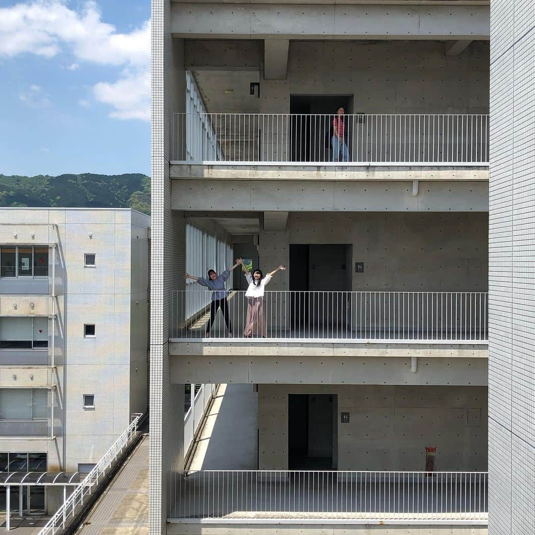 福岡女子短期大学さんのインスタグラム写真 - (福岡女子短期大学Instagram)「@福岡女子短期大学 . 9号館4階渡り廊下は開放感があって気持ちがいい💕 お昼休み🌱も終わって午後の授業🕰が始まるところ🎀 音楽科の学生さん💁‍♀️こちらのカメラに気がついてくれました✨ . #福岡女子短期大学 #福女短 #昼休み #ひるやすみ #笑顔が人を幸せにする #授業前 #クラスメイト #福女短スナップ  #短大生 #福岡の女子短期大学 #笑顔が一番 #トモダチ #春コーデ #オシャレさんと繋がりたい #スナップ写真 #街角スナップ #音楽科 #福岡女子短期大学音楽科 #学生コーデ #ポトレのセカイ  #写真好きな人と繋がりたい #写真撮るのが好きな人と繋がりたい #大学生コーデ #笑顔が人を幸せにする  #キャンパスコーデ #福女短スナップ #写真で伝えたい私の世界 #ベストショット #私が紡ぐ物語  #その瞬間に物語を #休み時間 . ========[ 資料請求 ]======== ． 新しい福岡女子短期大学の資料請求（2020大学案内）を無料送付中です。本学ホームページからお気軽に申し込みください。 . 子ども学科/健康栄養学科 音楽科/文化教養学科 ． 福岡女子短期大学 住所：‪‪福岡県太宰府市五条四丁目16番1号‬‬ tel：‪‪092-922-4034‬‬（代表） . =======================」5月16日 20時42分 - fukuoka_wjc