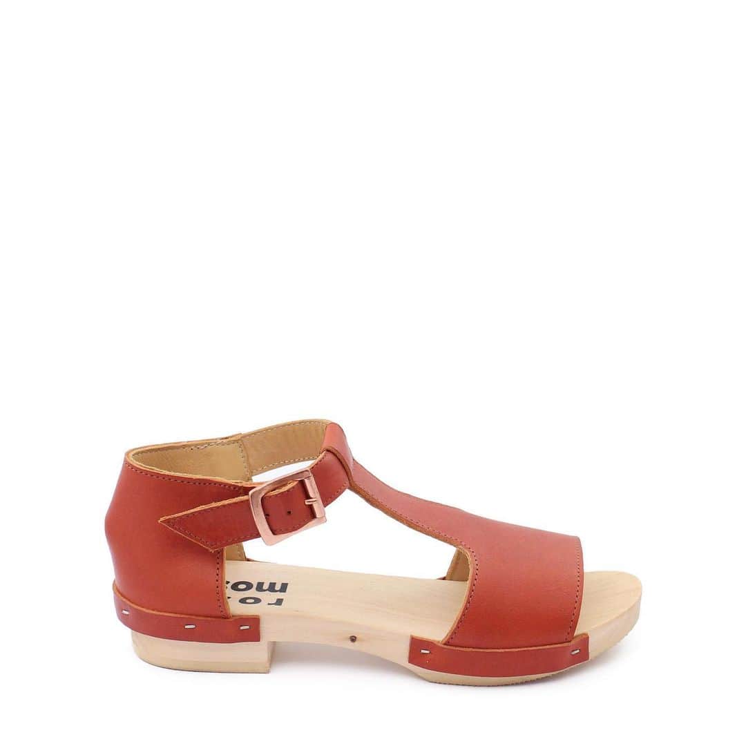 のインスタグラム：「free EU shipping for online orders over €200 ; till Mon 20.5. only ~ link in bio ~ #tan #cuoio #indiestyle #flexiblewood #coolshoes #sandals #naturalstyles #tbar #imadeyourclothes #austrianfashion」