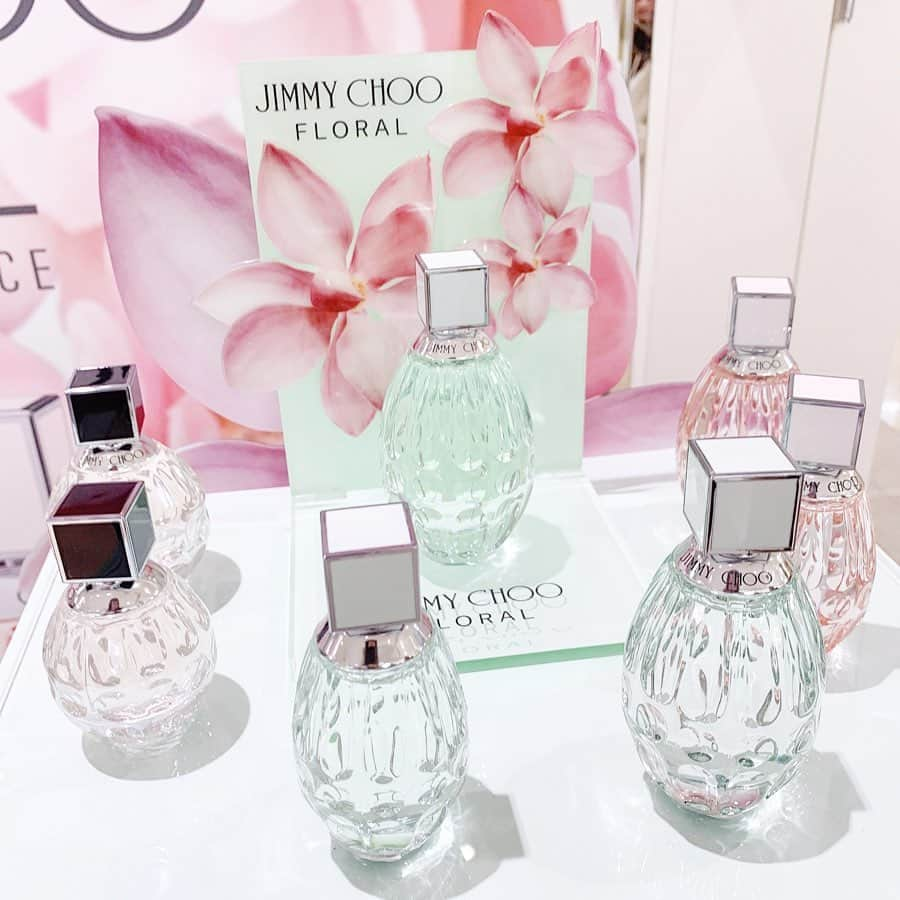 五十嵐茉優さんのインスタグラム写真 - (五十嵐茉優Instagram)「ㅤ JIMMY CHOO fragranceから 新しい香りが登場したのに伴って 池袋のLUMINE B1Fでプロモーションイベントを やってると聞いて行ってきたよ🐇💭 ジミーチュウの新しいフレグランスは甘すぎなくて さっぱりとしたフレッシュな感じの香りだったよ！ パッケージがライトグリーンなのも とっても可愛くて夏にぴったりのオードトワレ🍹 ㅤ 同じ池袋LUMINEの3Fにある プチダルジャンデパルファムには 人気ブランドの香水が沢山並んでて とってもきらきらで素敵だった🥺💗 ガチャガチャがあったりクイズができたり なんだかとっても楽しかったよ(´～`)！！ ㅤ 5月20日までルミネカードを持ってる人限定で 10％オフになるキャンペーンをルミネ全体で やっているみたい🕊💭 ㅤ #ジミーチュウフローラル #ぷちじゃる #プチジャル #プチダルジャンデパルファム #ルミネ池袋 #ジミーチュウフレグランス #池袋 #フレグランス #香水 #オードパルファム #オードトワレ」5月16日 20時42分 - mau08us