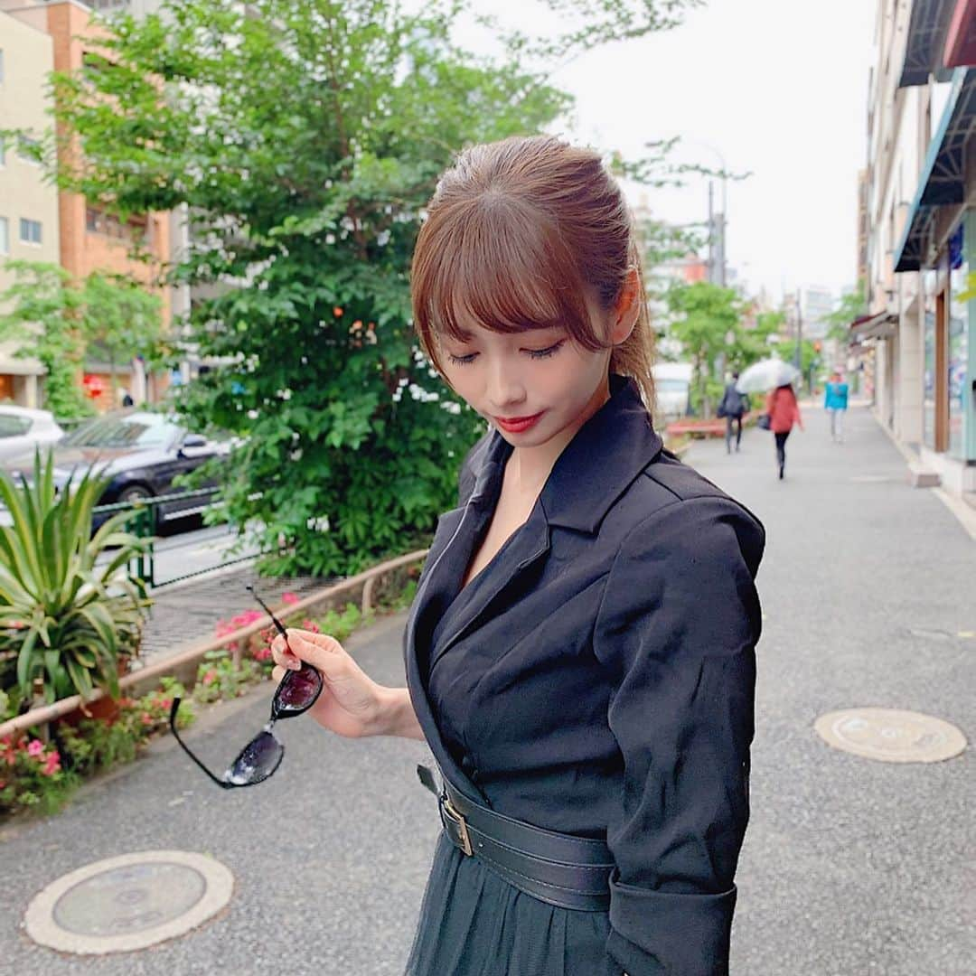 得あゆさんのインスタグラム写真 - (得あゆInstagram)「黒くろクロBLACK🕶 いつもよりクール？？？笑 ・ ・ ・ ・ ・ ・ ・ ・ ・ #black#黒#可愛い#大人可愛い#コーデ#コーディネート#ワンピース#ワンピ#メイク#ヘアスタイル#ヘアアレンジ#ポニーテール#スタイル#大人カジュアル#韓国#韓国コスメ#韓国ファッション#インスタ映え#カメラ女子#麻布十番#東京#写真#撮影#koreanfashion#koreanmakeup#onepiece#お洒落さんと繋がりたい#サングラス#sunglasses#coolgirl」5月16日 20時45分 - tokuayu819