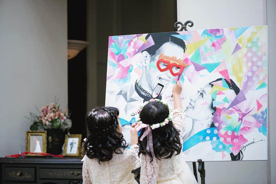 アートグレイスウエディングコースト大阪さんのインスタグラム写真 - (アートグレイスウエディングコースト大阪Instagram)「. おふたりのオリジナルウェルカムボード💖 . ポップな色合いと素敵なアートが 目を引きます📸🌈🍭 . お子様ゲストも気になる様子、、👀✨❣️ . . . . お二人らしいテーマウェディングを  #アートグレイス大阪 で💒。 皆さま、ぜひ挙式レポ投稿してくださいね💐✨ . 皆さまの素敵な想い、お待ちしております♪ . . #プレ花嫁 #結婚 #花嫁 #BB花嫁 #アートグレイス大阪 #アートグレイスウェディングコースト #ウェディングドレス #ナチュラルウェディング #ウェディング #2019年夏婚 #2019年秋婚 #日本中のプレ花嫁さんと繋がりたい #ドライフラワー #マイレポ #チャペル #結婚式準備 #ブライダル #ブライダルヘア #ウェディングフォト #全国のプレ花嫁さんと繋がりたい #卒花 #卒花嫁 #結婚式 #ゲストハウス #ゲストハウスウェディング #令和元年 #令和婚」5月16日 20時46分 - art_grace_wedding_coast