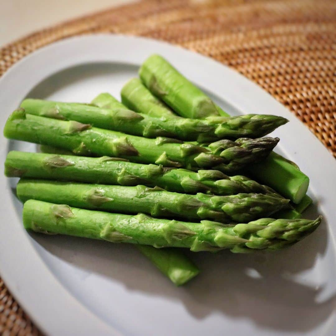 michikoscookingさんのインスタグラム写真 - (michikoscookingInstagram)「Asparagus again. Green asparagus in Akita is soo delicious 😋 . .  アスパラ連投。  ホワイトアスパラに歓喜していたら 今度はお友だちから立派なグリーンアスパラガスのおすそ分け。  秋田のアスパラガスで、 太くて食べ応えたっぷりな上に 茎の下の方まで柔らかくて絶品。  手作りマヨネーズと合わせたら それだけでご馳走。  もうノンストップです。  今夜はアスパラでお腹いっぱい。  美味しいアスパラが手に入ると、 どうしてもそのまま食べたくなっちゃって 調理に回っていきません💦  #アスパラガス  #秋田 #秋田食材 #グリーンアスパラ #作山窯 #sakuzan #手作りマヨネーズ #手作りマヨ #simpleisthebest #食材そのままシリーズ」5月16日 20時46分 - michikoscooking