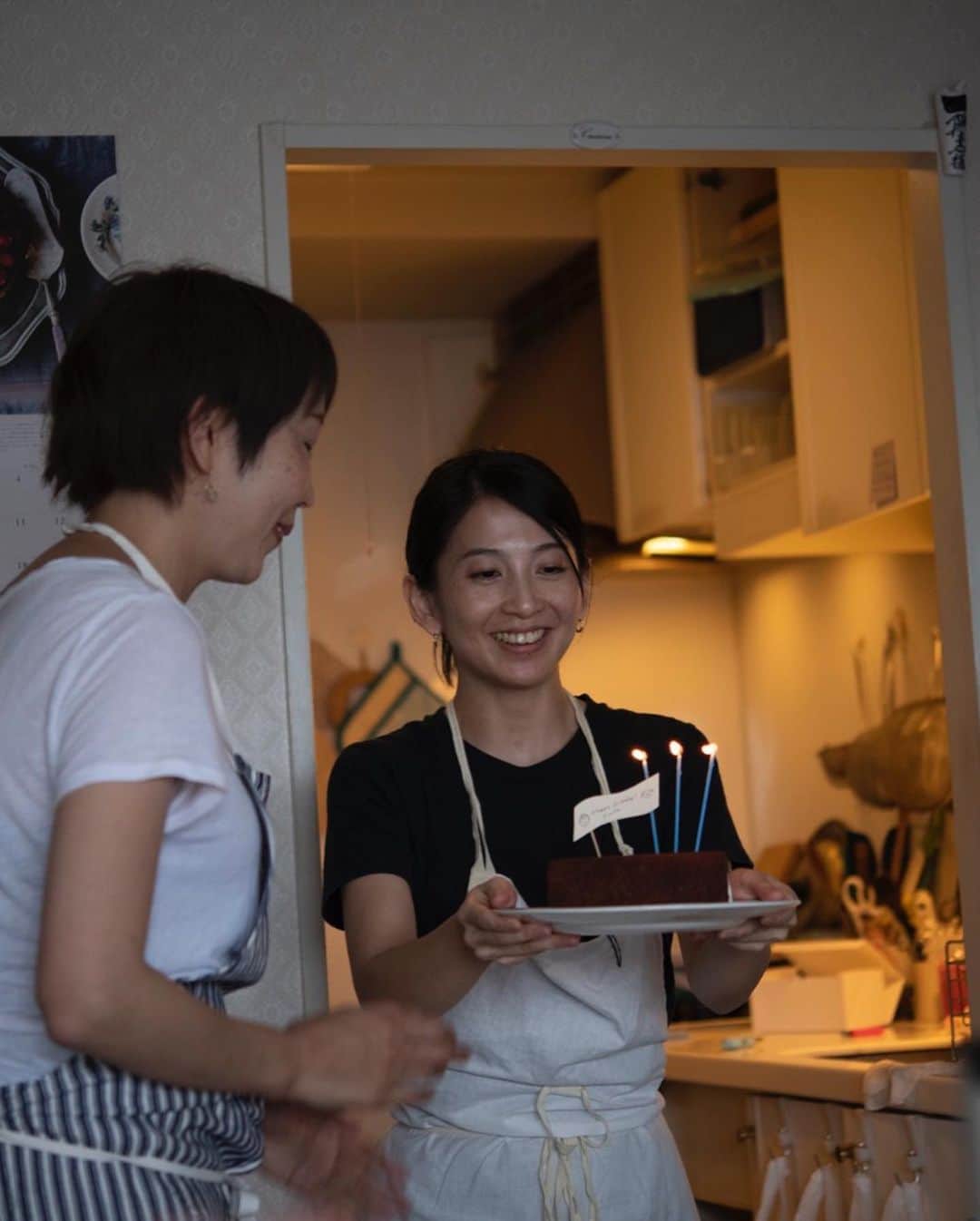 福田淳子さんのインスタグラム写真 - (福田淳子Instagram)「kodomoe連載の撮影。ドアをあけたらケーキとお花でお祝いされました。去年と同じパターンだけどびっくり。ホレンディッシェ・カカオシュトゥーベのケーキ（選んだ理由はまさかの「面白そうだから」）アシスタントに来てくれたのりちゃんもロールケーキ作ってきてくれました。この2つのケーキがチョコレート+ブルーのキャンドルで兄弟っぽかった。そしてまさかのはぴもいた！  お祝いできてなかったわかなさんのバースデーケーキも作ってあったのでケーキ祭り。お誕生日お祝いされるのはなんだかやっぱりうれしいな。みなさまどうもありがとう💙  #happybirthday  #birthdaycake #ホレンディッシェカカオシュトゥーベ #jbirthdaycakes #sweetwitchj #誕生日はもうちょっと先」5月16日 20時55分 - junjunfukuda