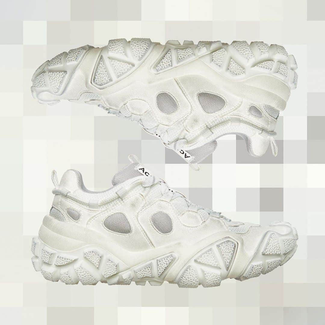 Acne Studiosさんのインスタグラム写真 - (Acne StudiosInstagram)「The latest #AcneStudios sneakers are built on heavily padded soles, finished with lace-up or Velcro closures.  Now in stores and online at acnestudios.com.」5月16日 20時57分 - acnestudios