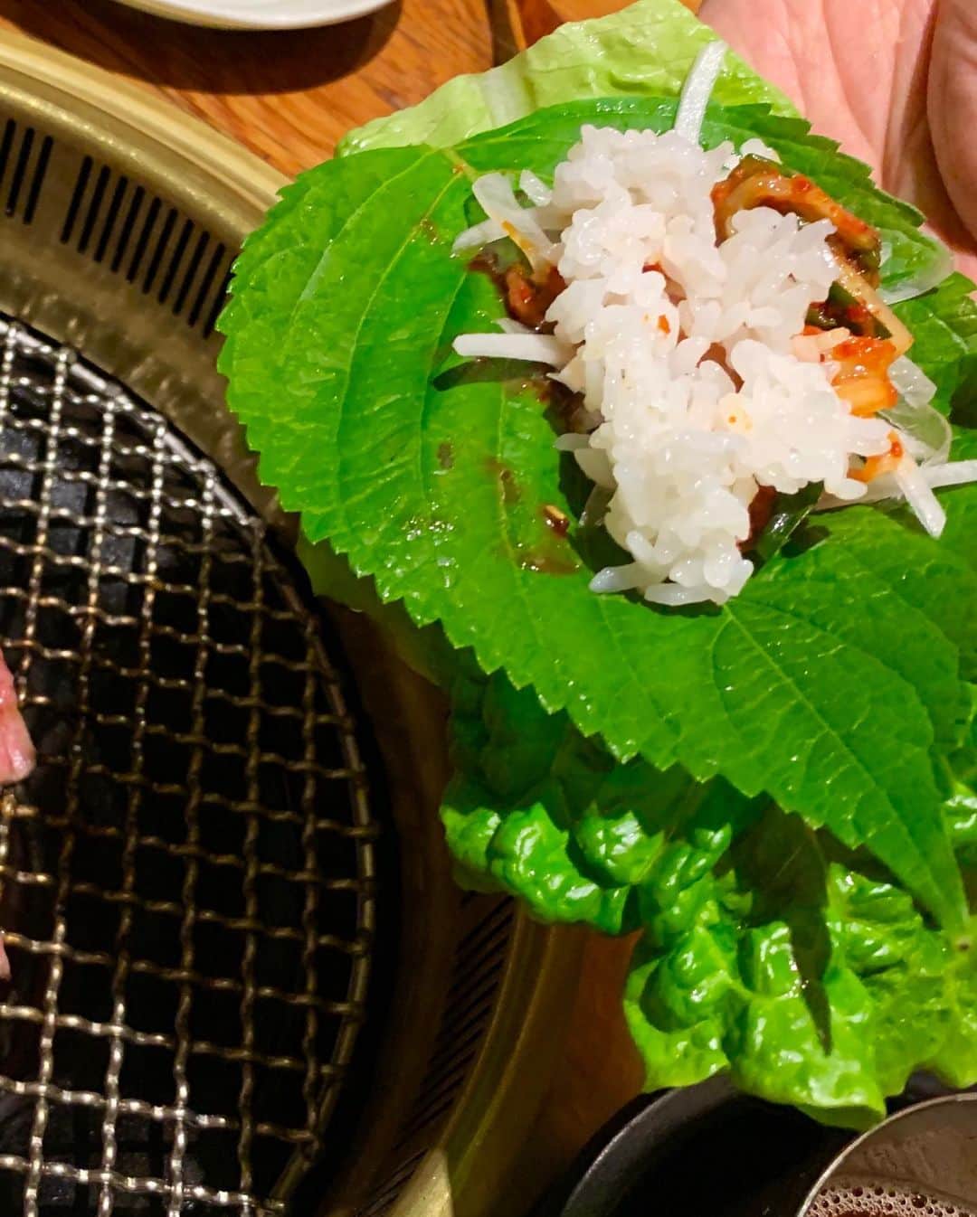 夏木マリさんのインスタグラム写真 - (夏木マリInstagram)「焼肉は、サンチュとゴマの葉に 玉ねぎ、少しのご飯、キムチにお肉を巻いて食べるのが好き、、 今夜はミスジ🥩  #完全食 #焼肉 #dinner #marinatsuki #natsukirock  #夏木マリ」5月16日 20時57分 - mari_natsuki